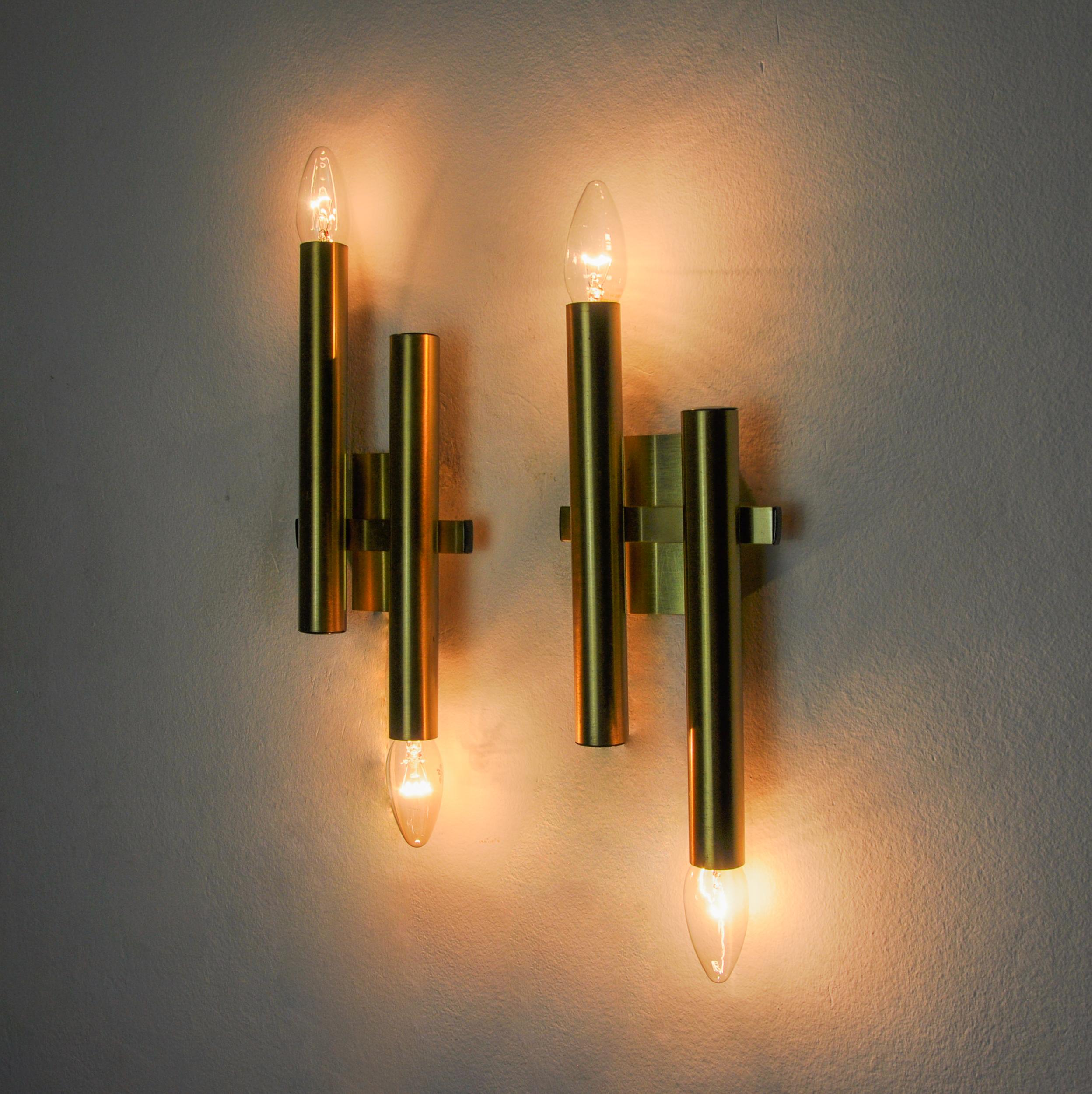 Coppia di applique tubolari della casa Sciolari, Italia, 1970 In condizioni buone in vendita a BARCELONA, ES