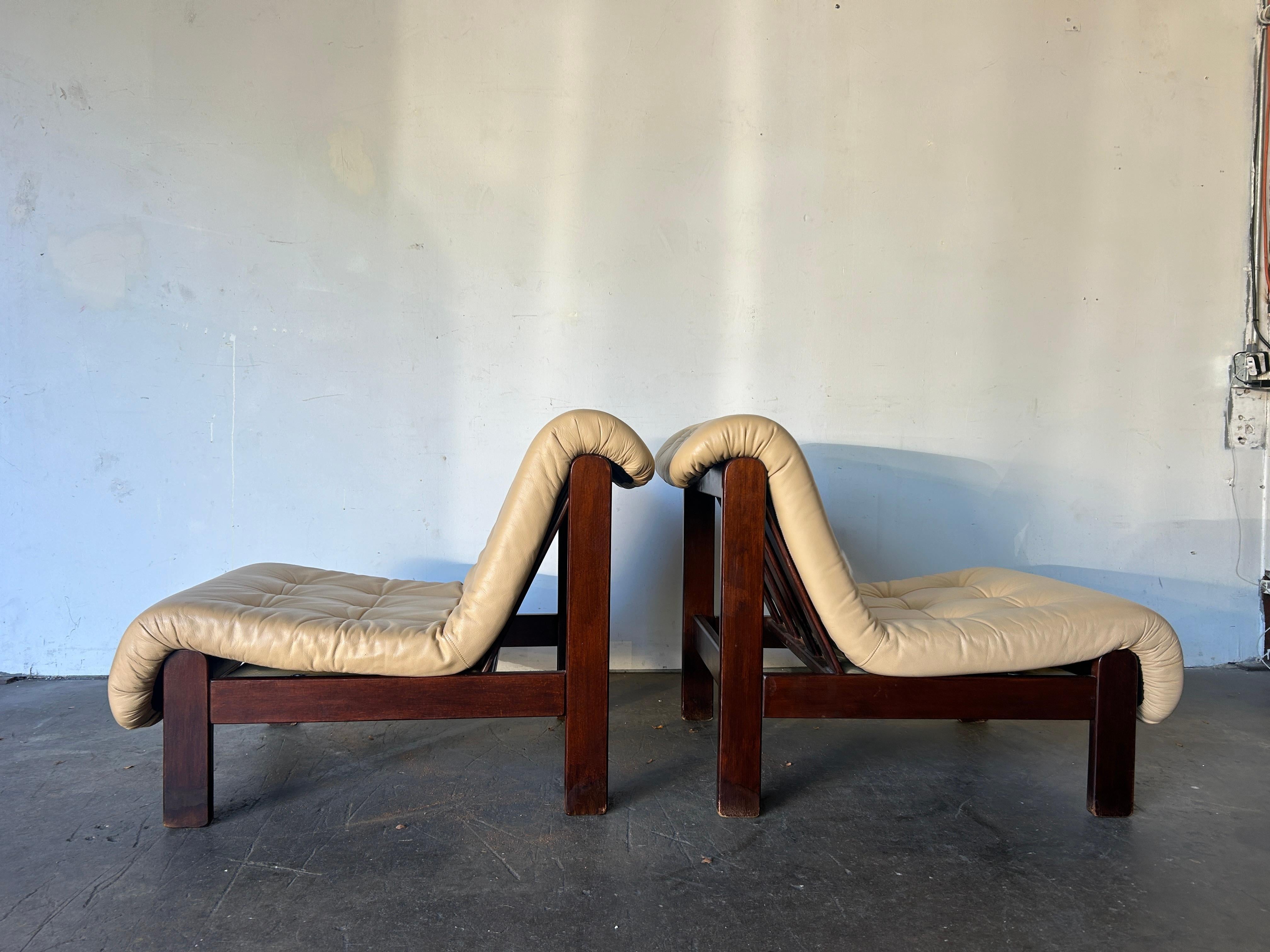 Mid-Century Modern Paire de chaises longues tuftées sans accoudoirs avec cadres en bois en vente
