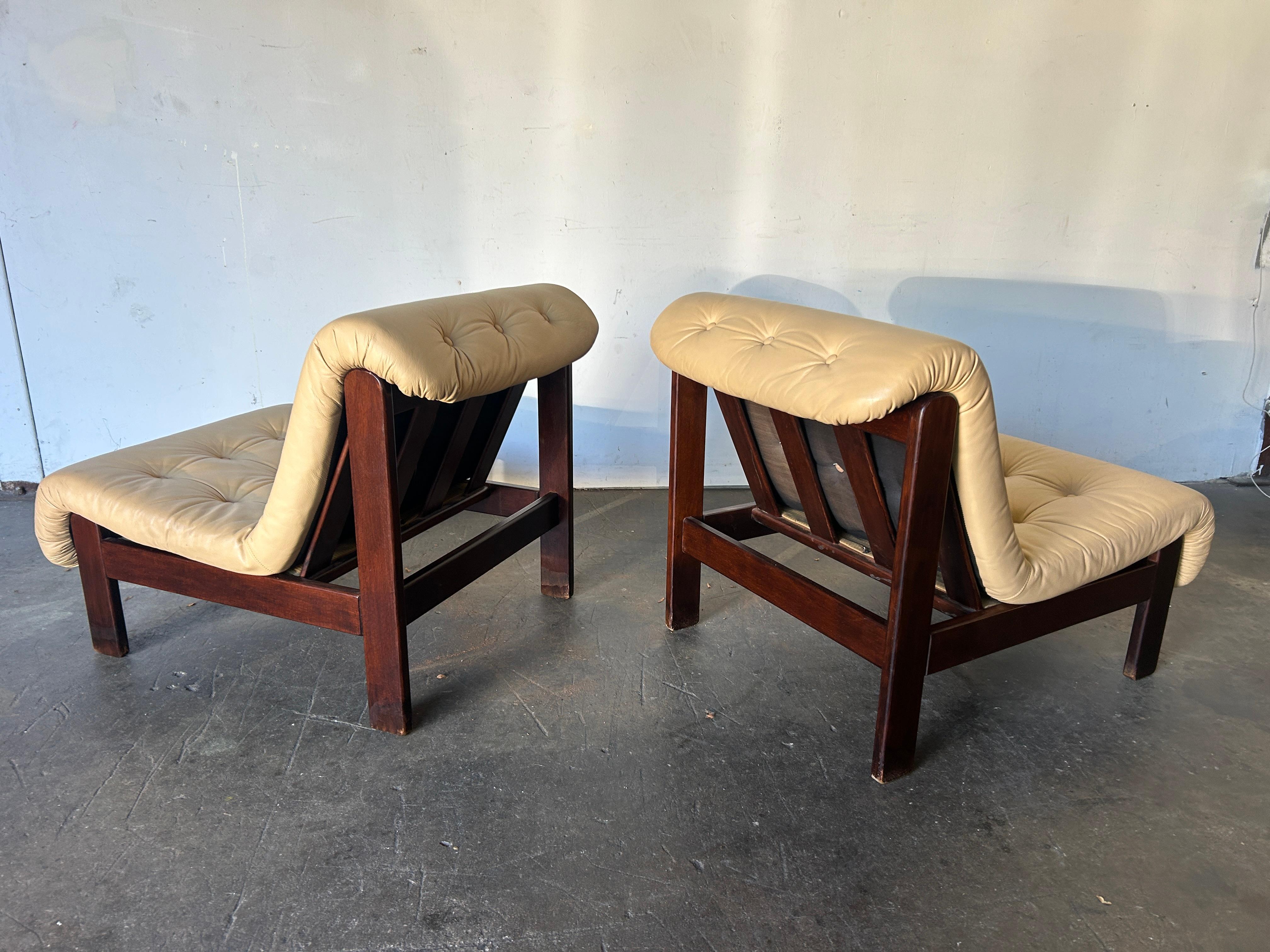 Brésilien Paire de chaises longues tuftées sans accoudoirs avec cadres en bois en vente