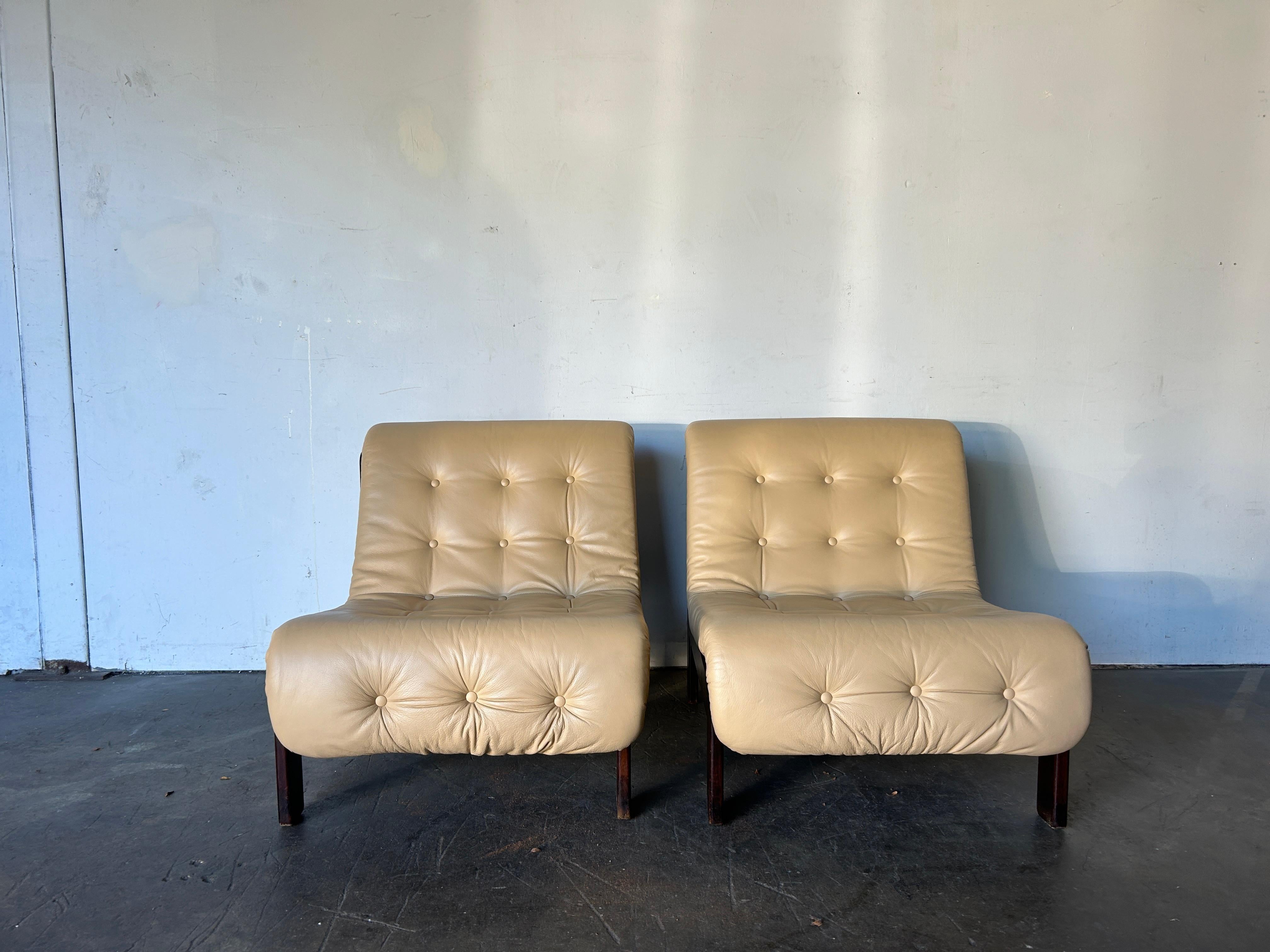 Travail du bois Paire de chaises longues tuftées sans accoudoirs avec cadres en bois en vente