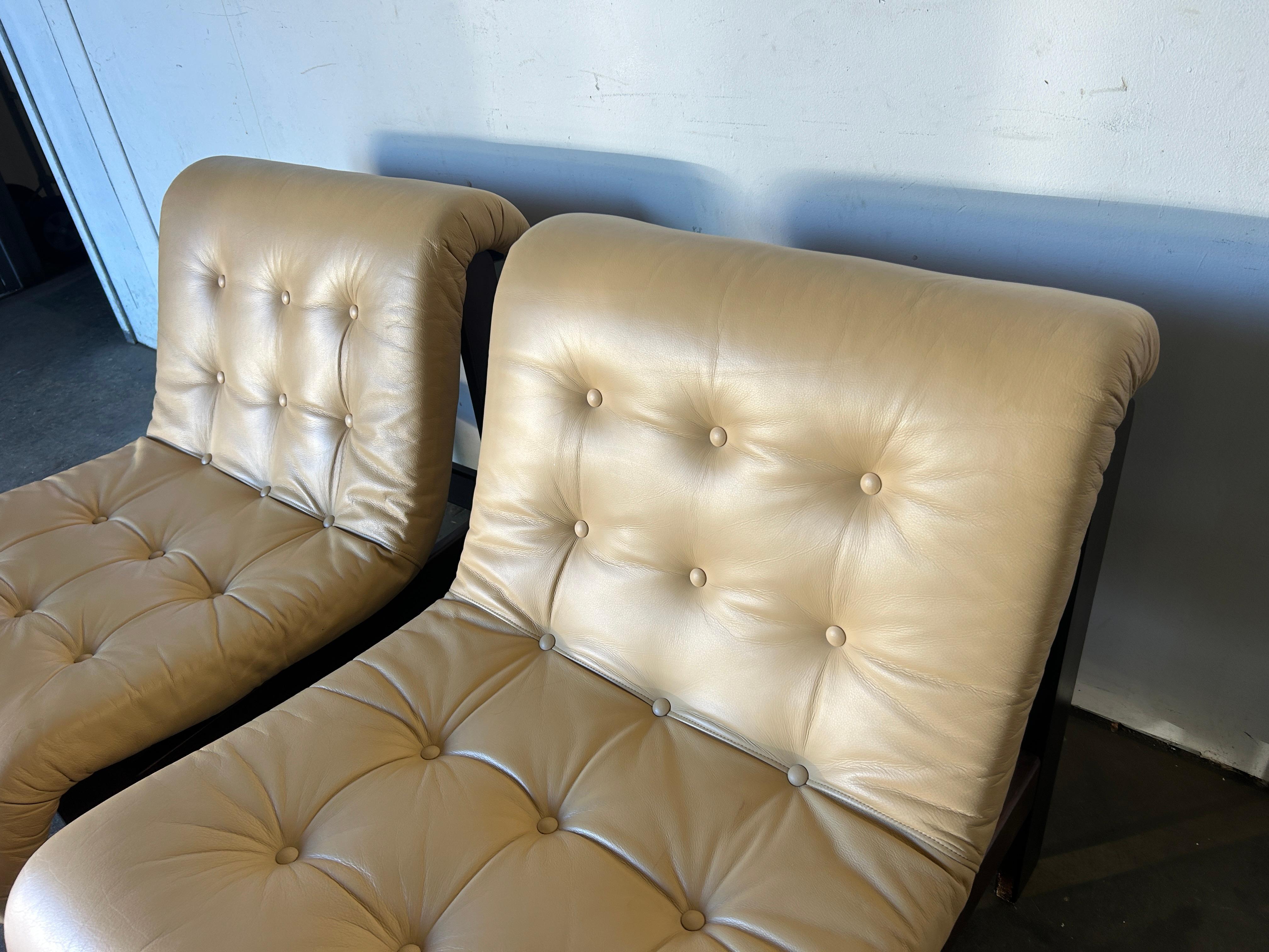 Paire de chaises longues tuftées sans accoudoirs avec cadres en bois Bon état - En vente à Brooklyn, NY