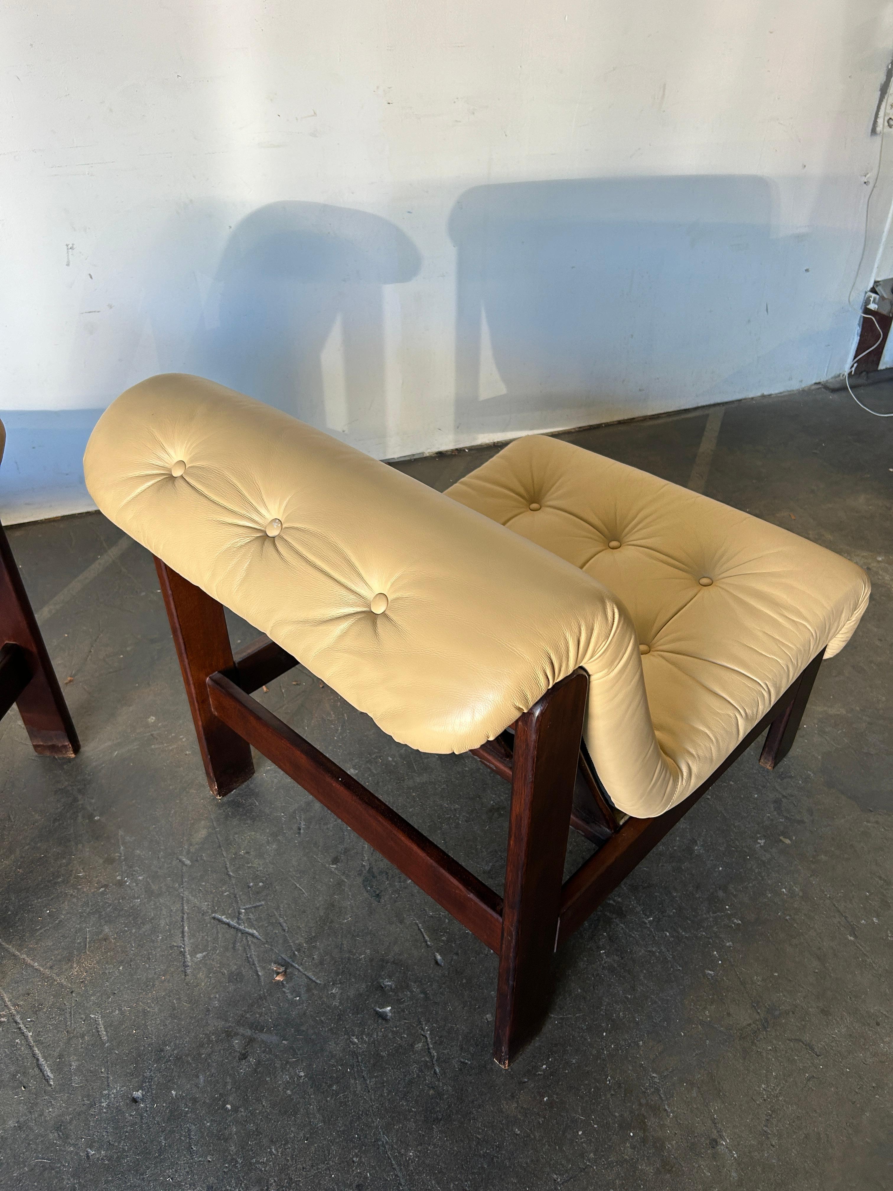 Milieu du XXe siècle Paire de chaises longues tuftées sans accoudoirs avec cadres en bois en vente