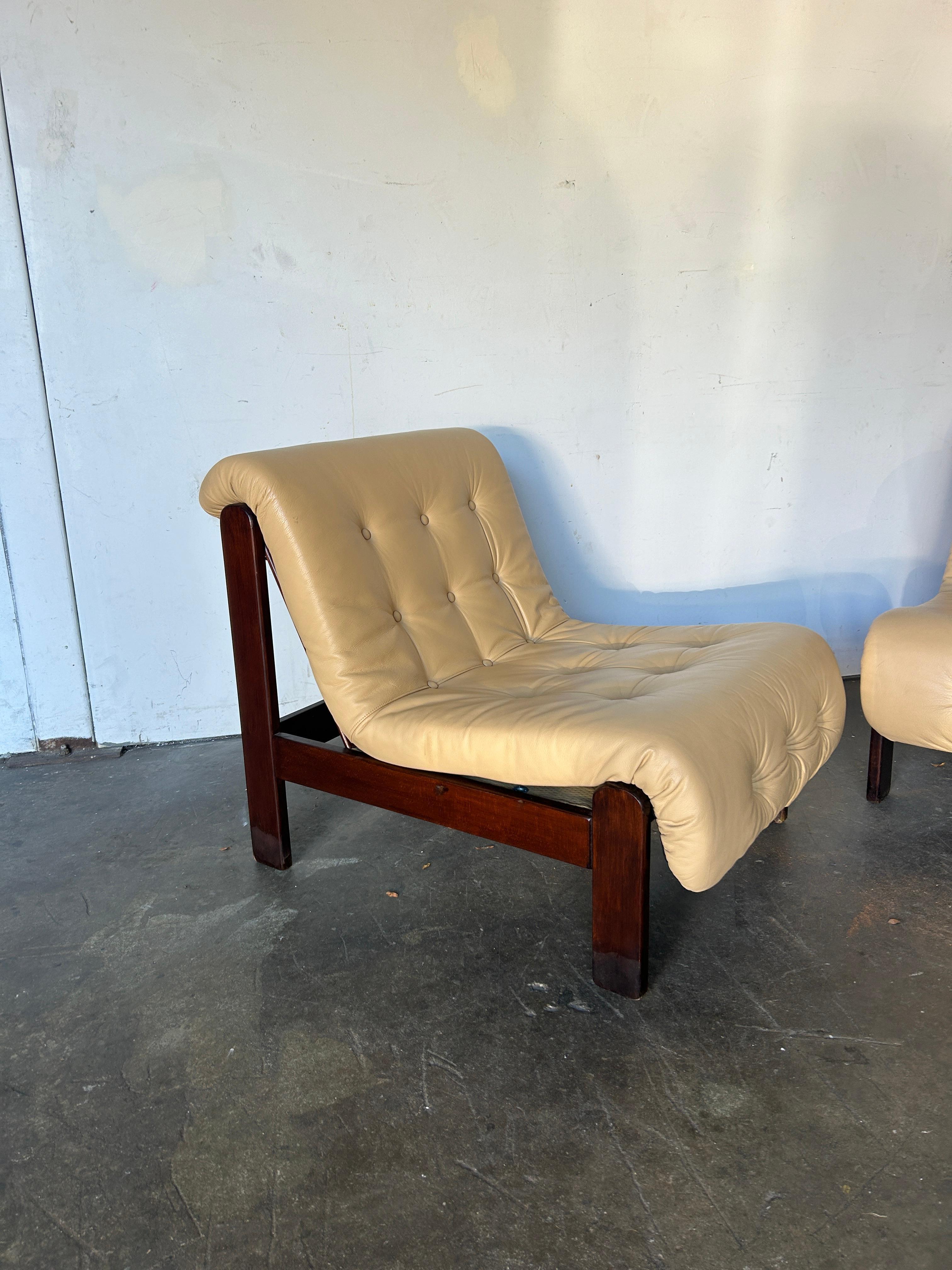 Cuir Paire de chaises longues tuftées sans accoudoirs avec cadres en bois en vente