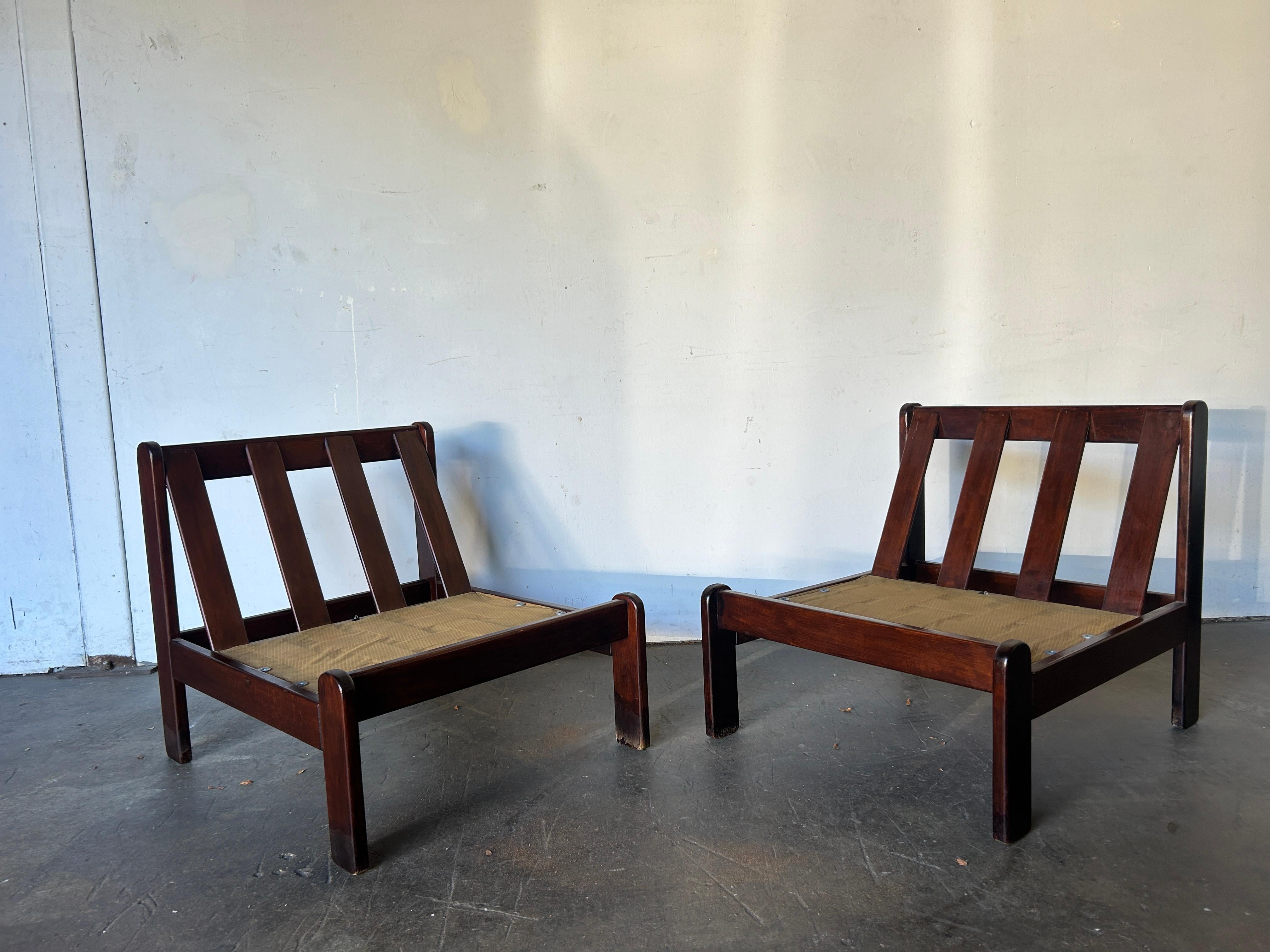 Paire de chaises longues tuftées sans accoudoirs avec cadres en bois en vente 1