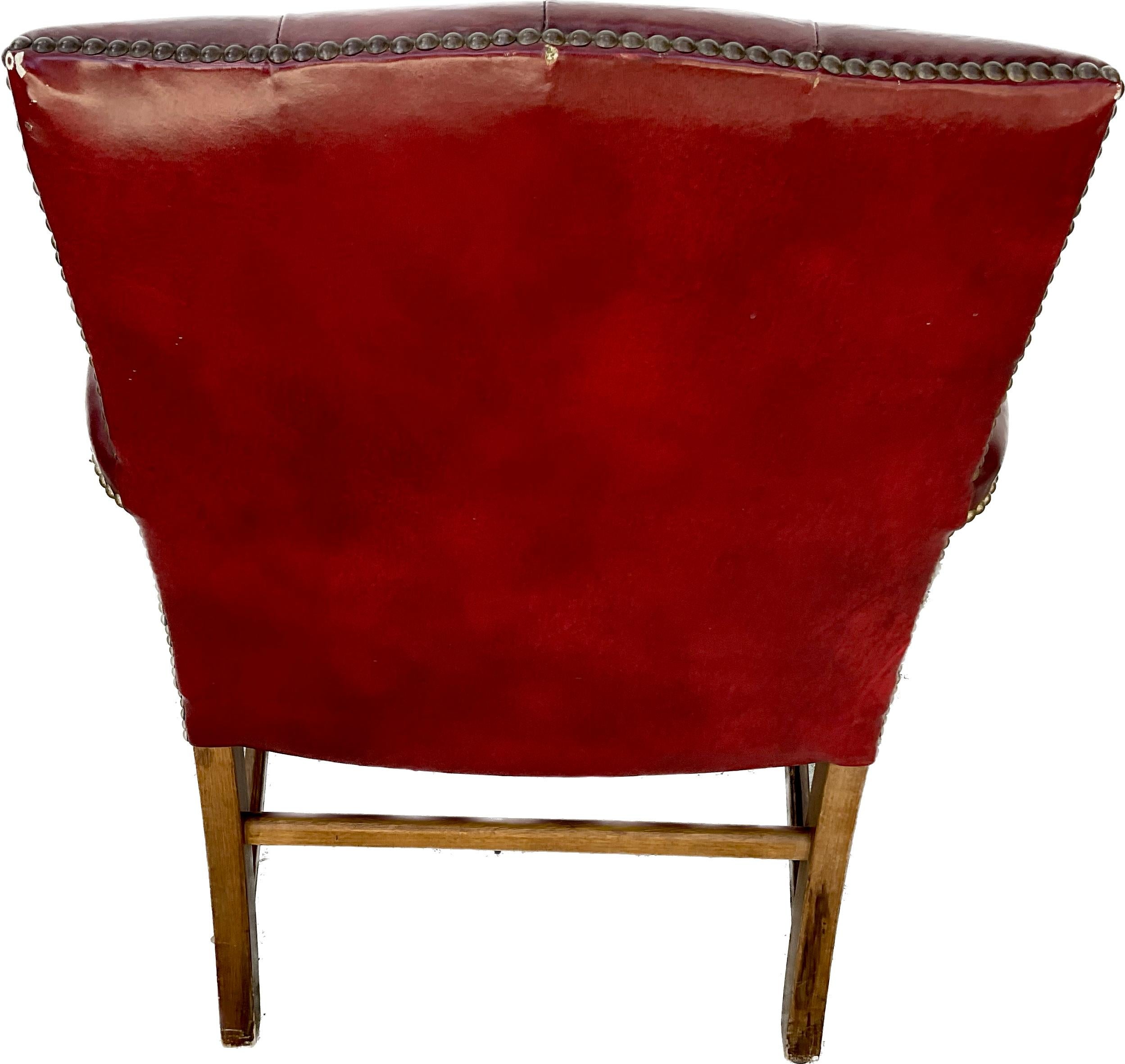 George III Paire de fauteuils Chesterfield en cuir touffeté en vente