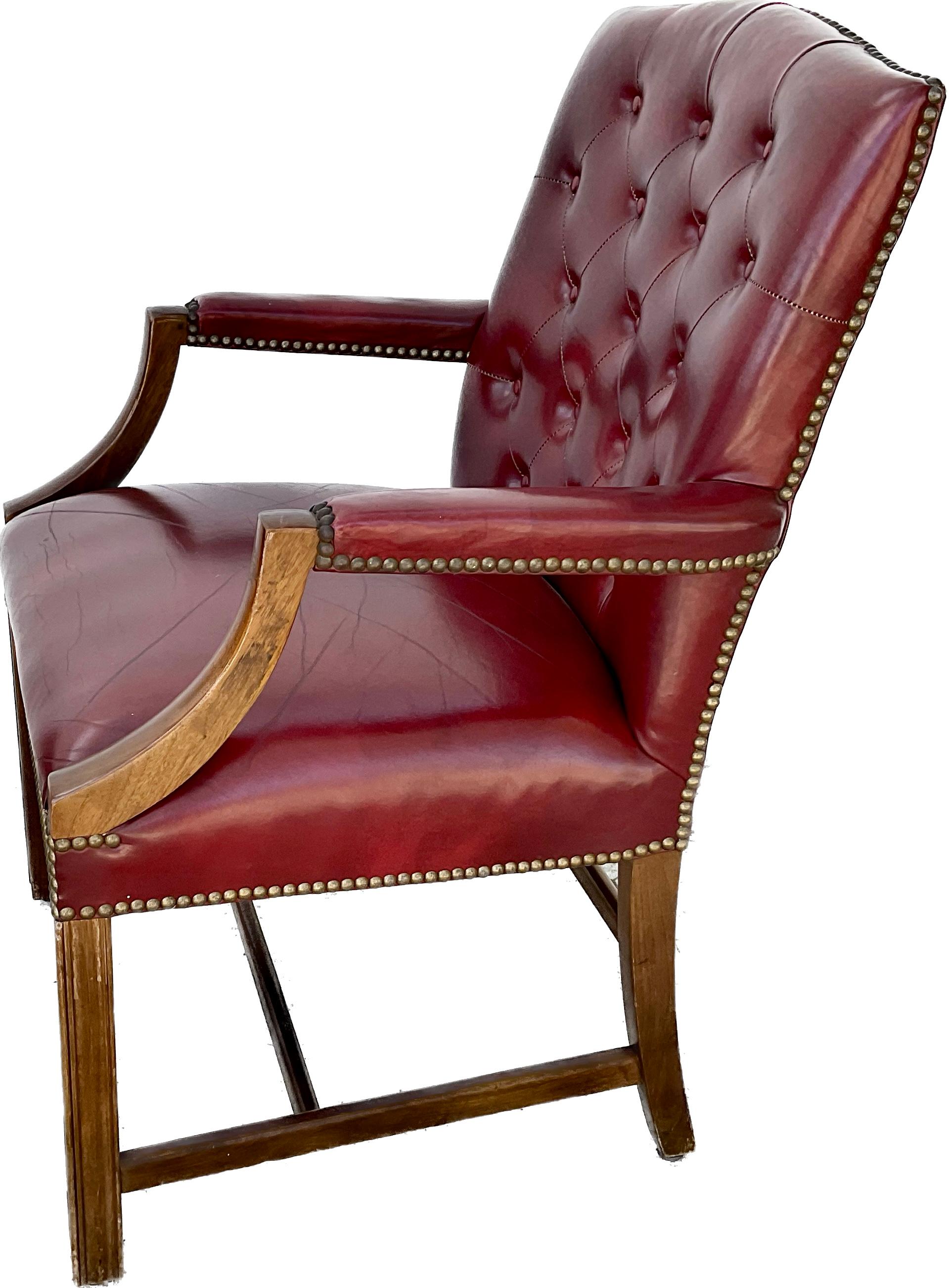 Américain Paire de fauteuils Chesterfield en cuir touffeté en vente