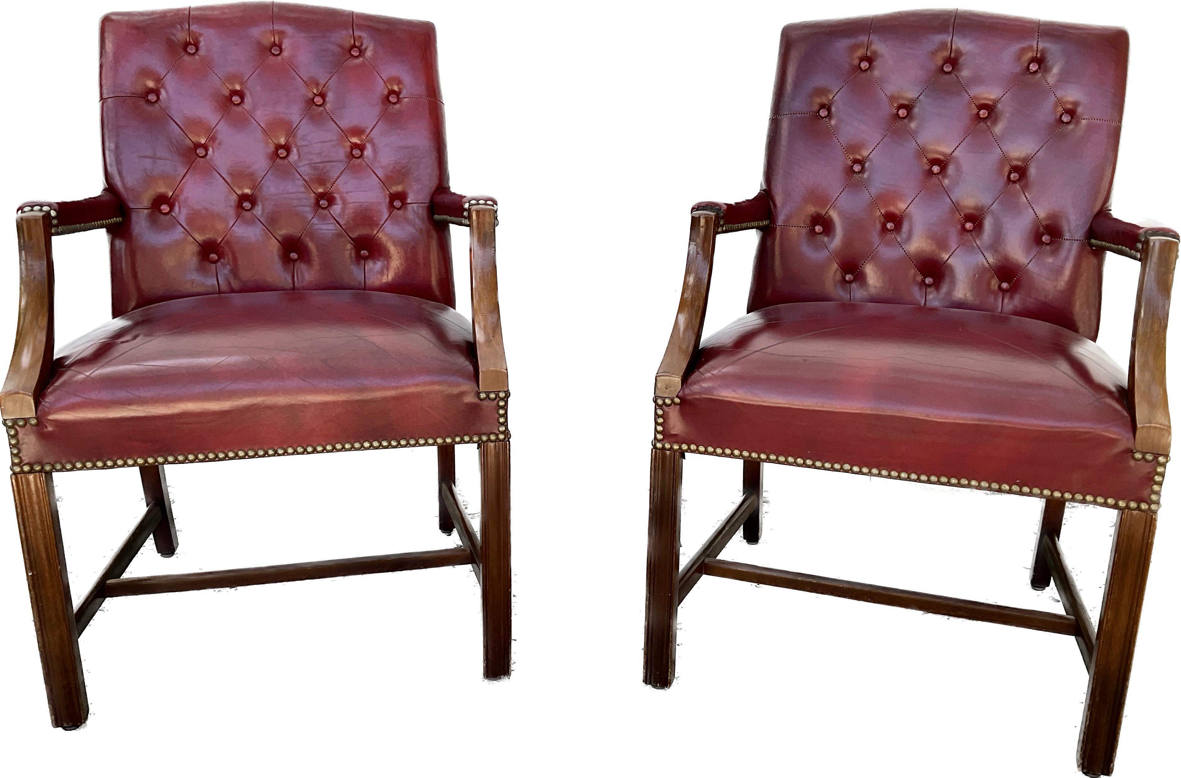 20ième siècle Paire de fauteuils Chesterfield en cuir touffeté en vente