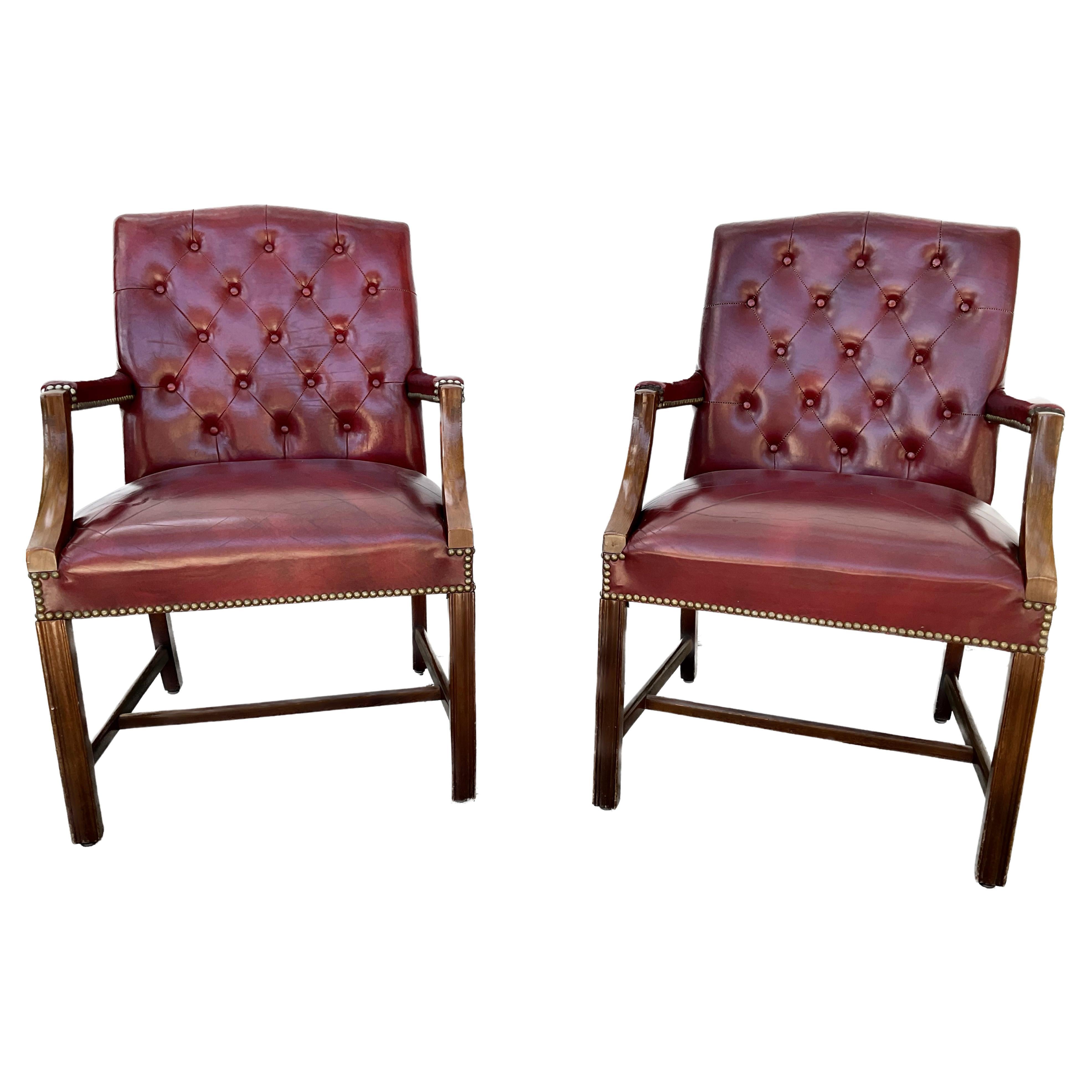 Paire de fauteuils Chesterfield en cuir touffeté en vente