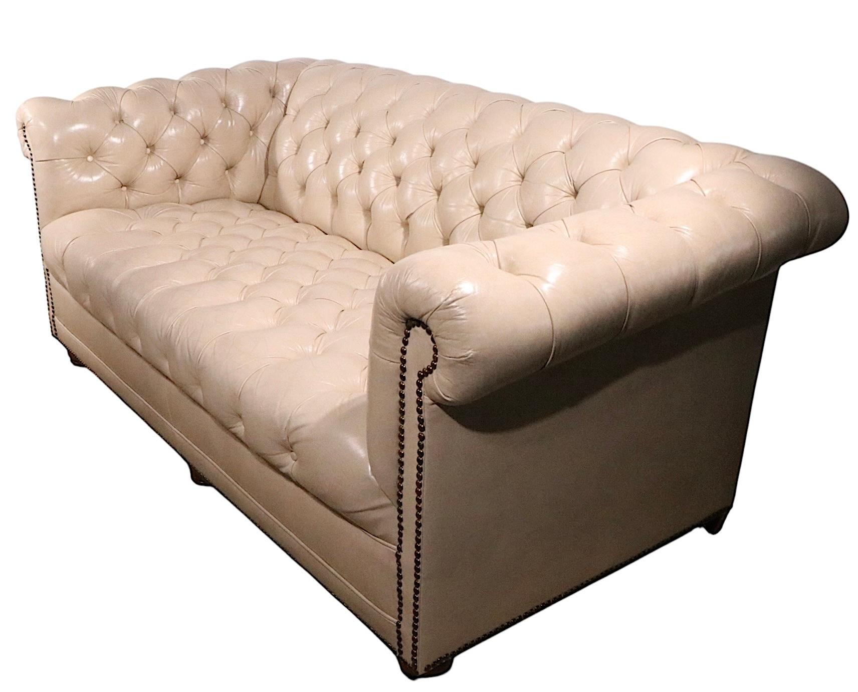 Paar Chesterfield-Sofas aus getuftetem Leder, 1950/60er Jahre im Angebot 12