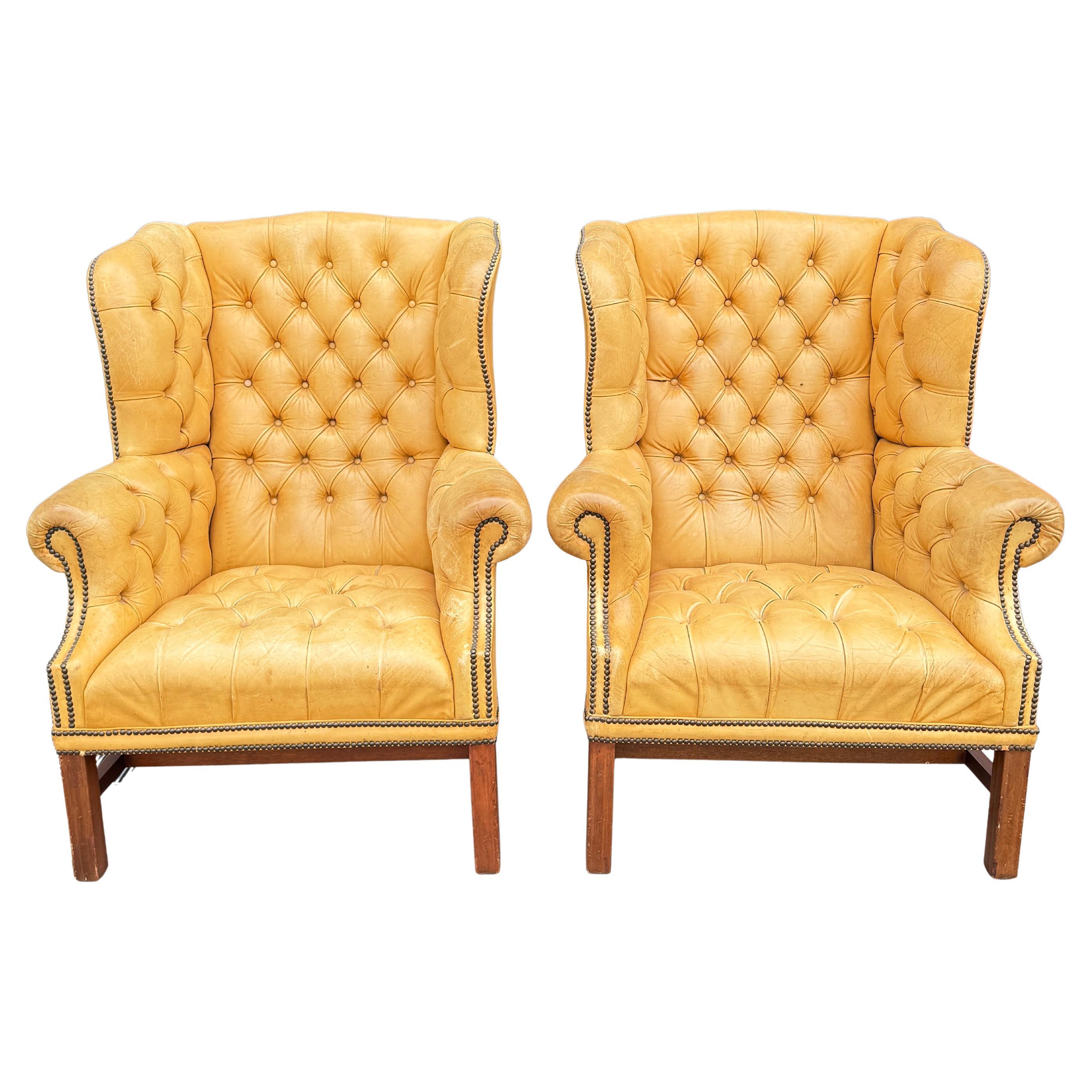 Chaise à oreilles en cuir touffeté en acajou du 20ème siècle