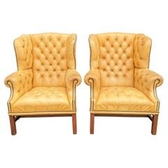 Chaise à oreilles en cuir touffeté en acajou du 20ème siècle