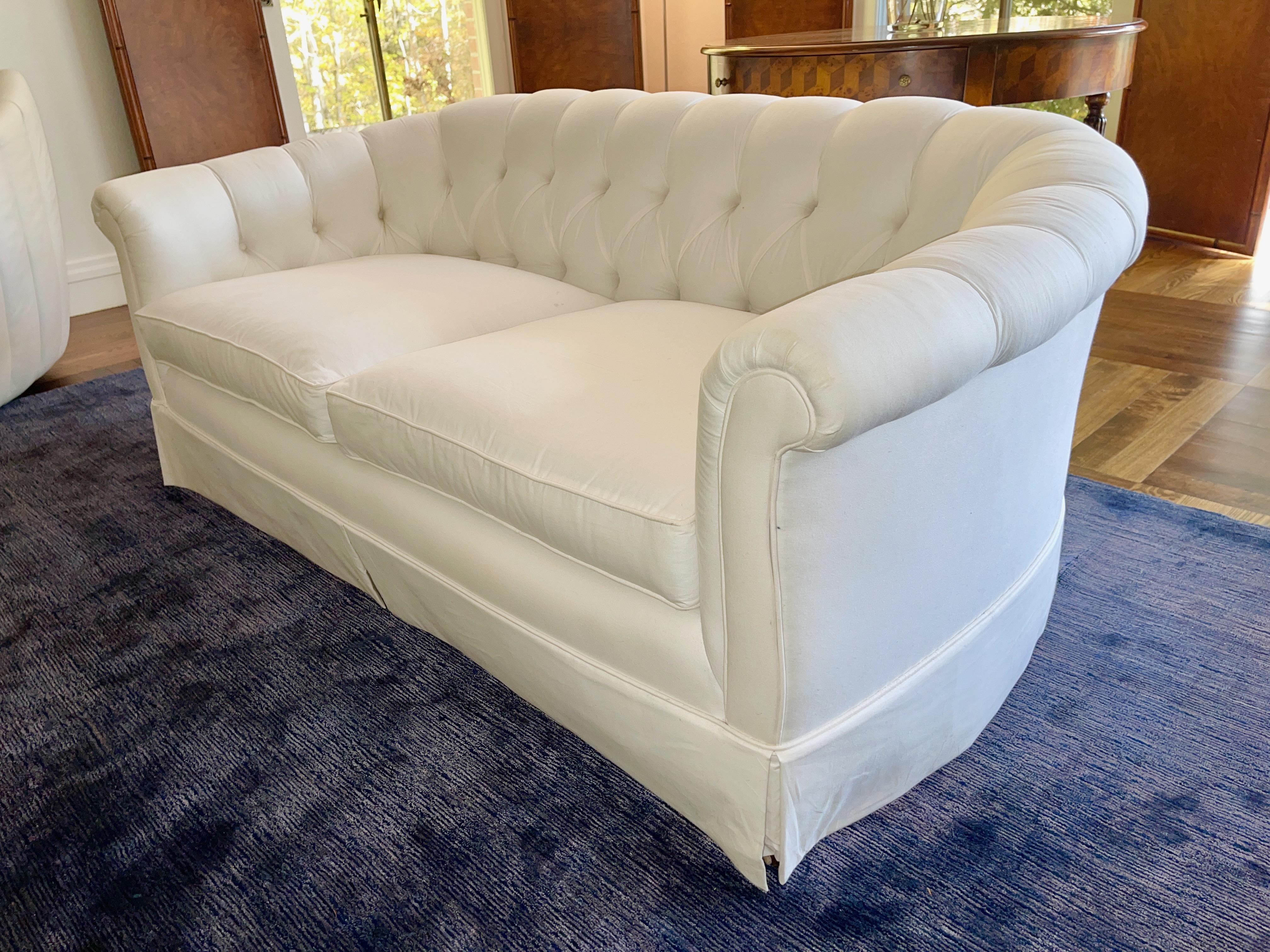 Paire de fauteuils matelassés en vente 5