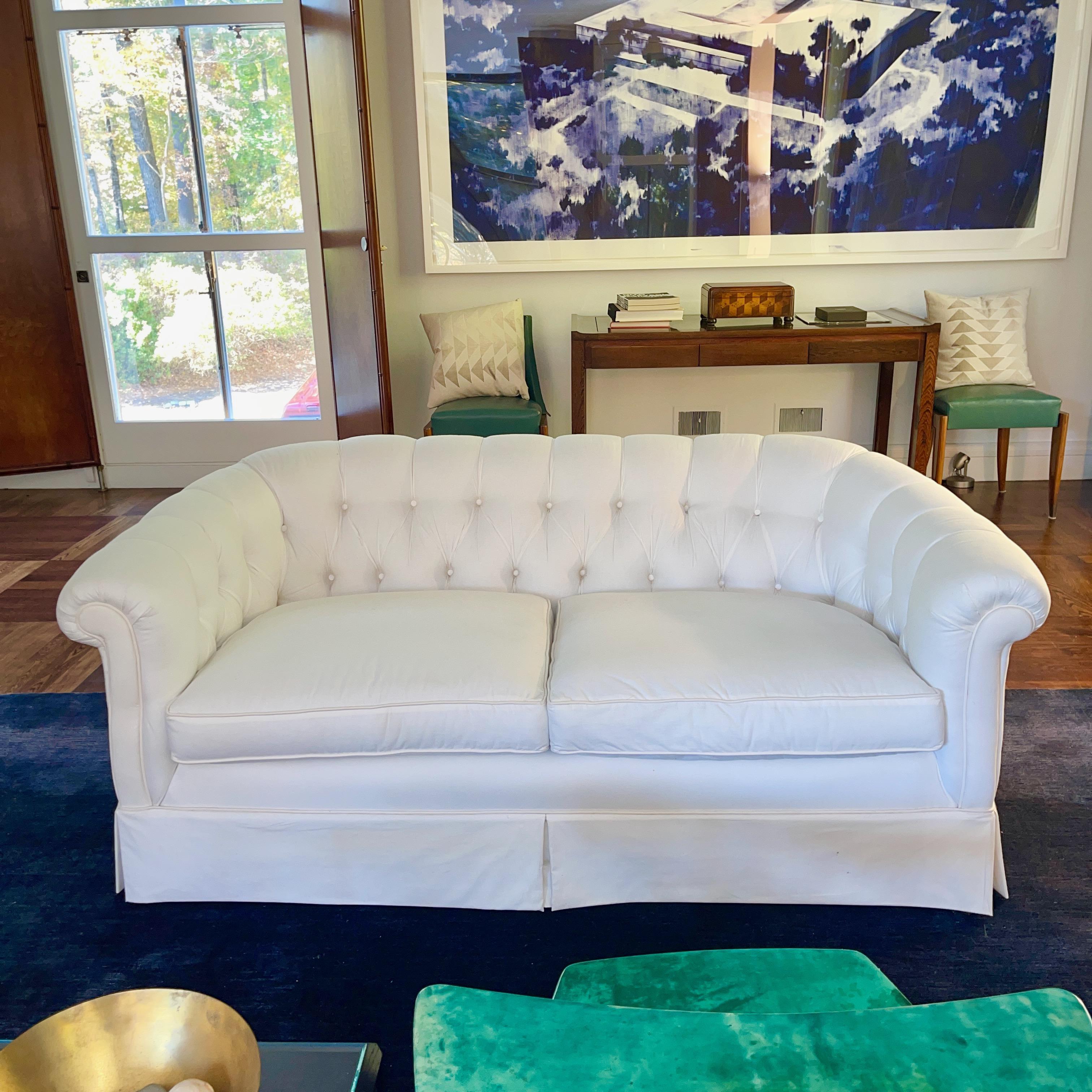 Paire de causeuses touffetées glamour Hollywood déco récemment retapissées
Cette paire élégante est dotée d'un dossier touffeté et serré et d'accoudoirs roulés avec un panneau encastré avec des coussins à deux places. Le profil bas confère à cette