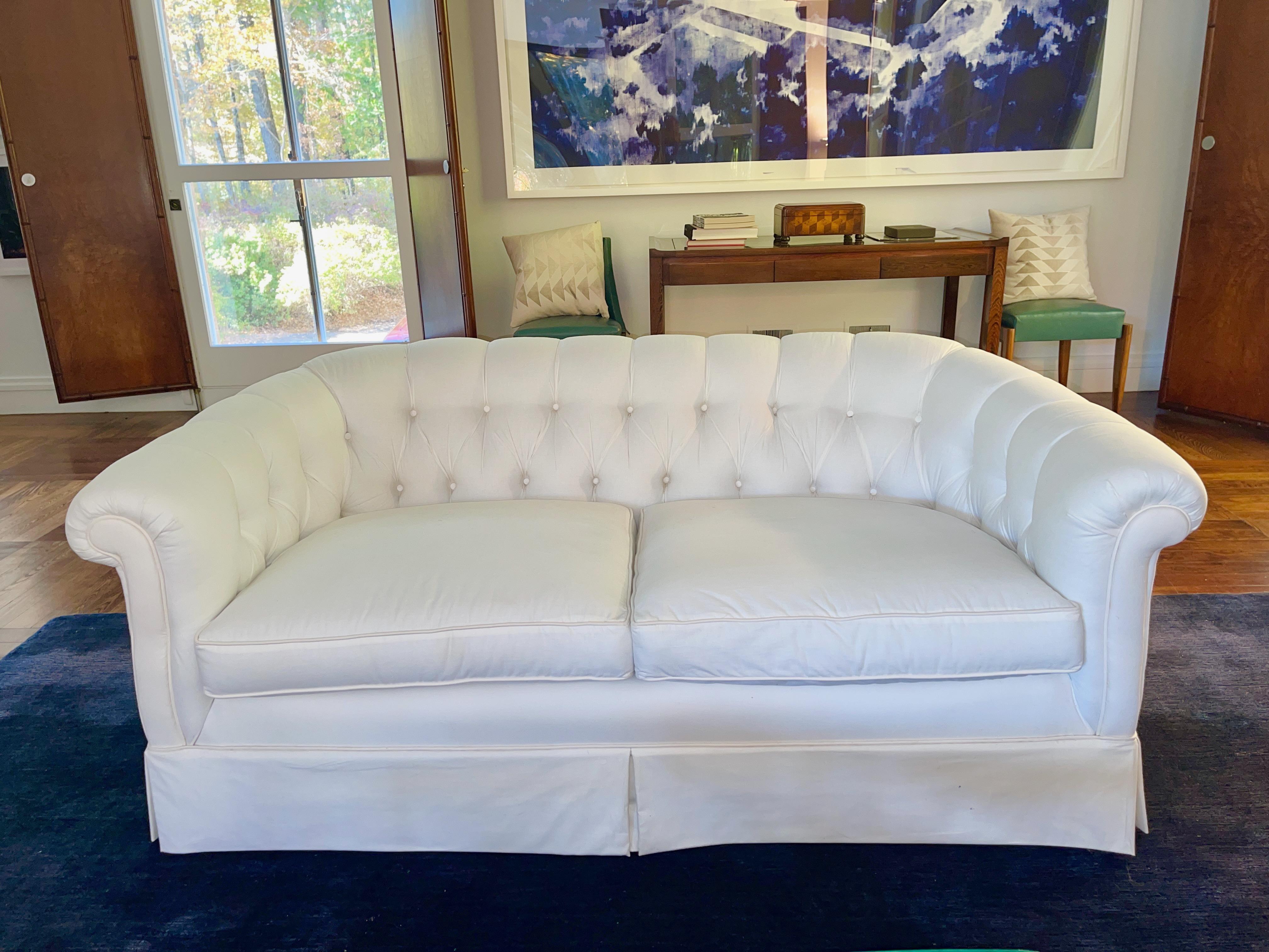 Hollywood Regency Paire de fauteuils matelassés en vente