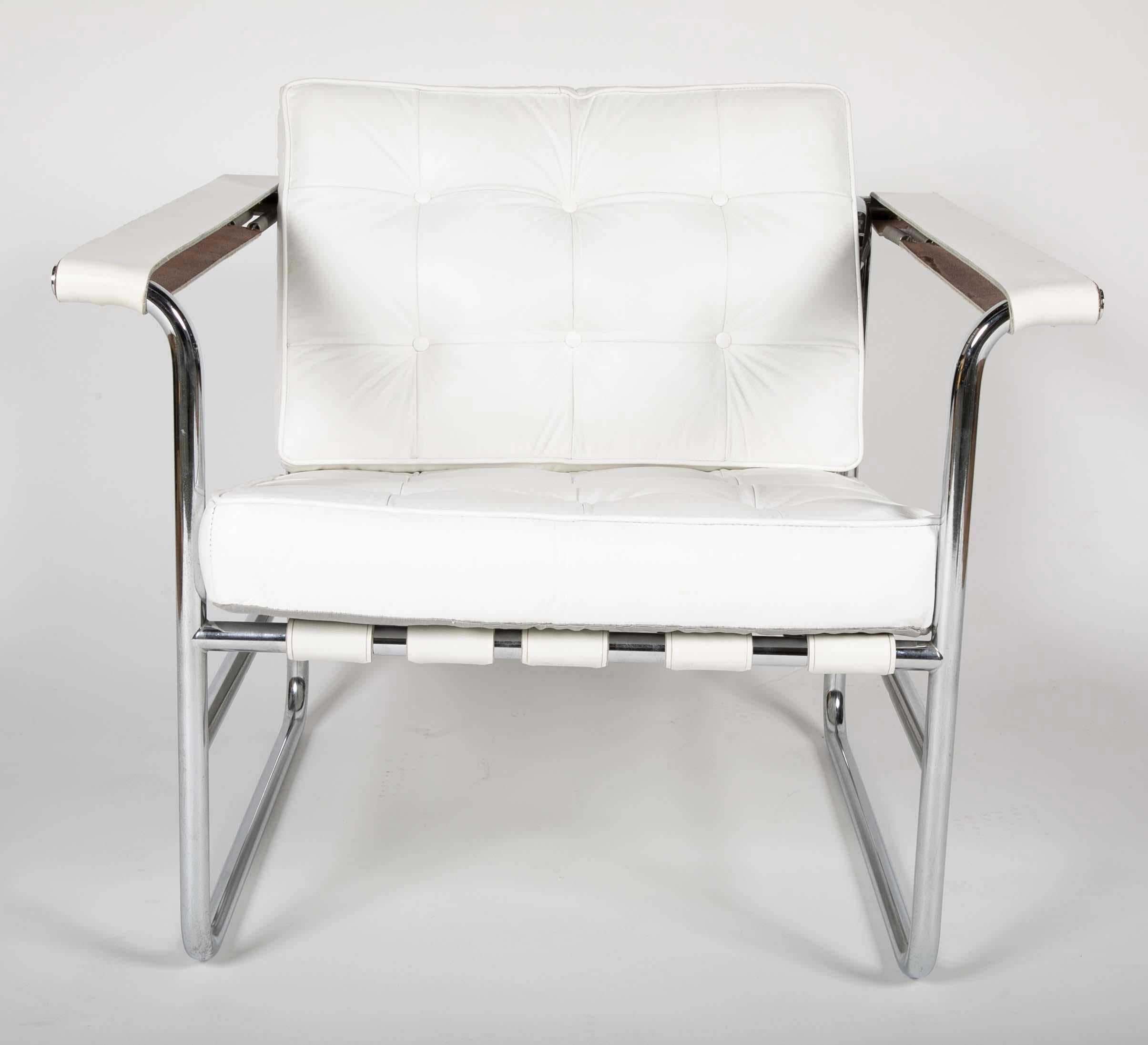 Pair of Tufted White Leather Lounge Chairs by Stendig In Good Condition In Stamford, CT