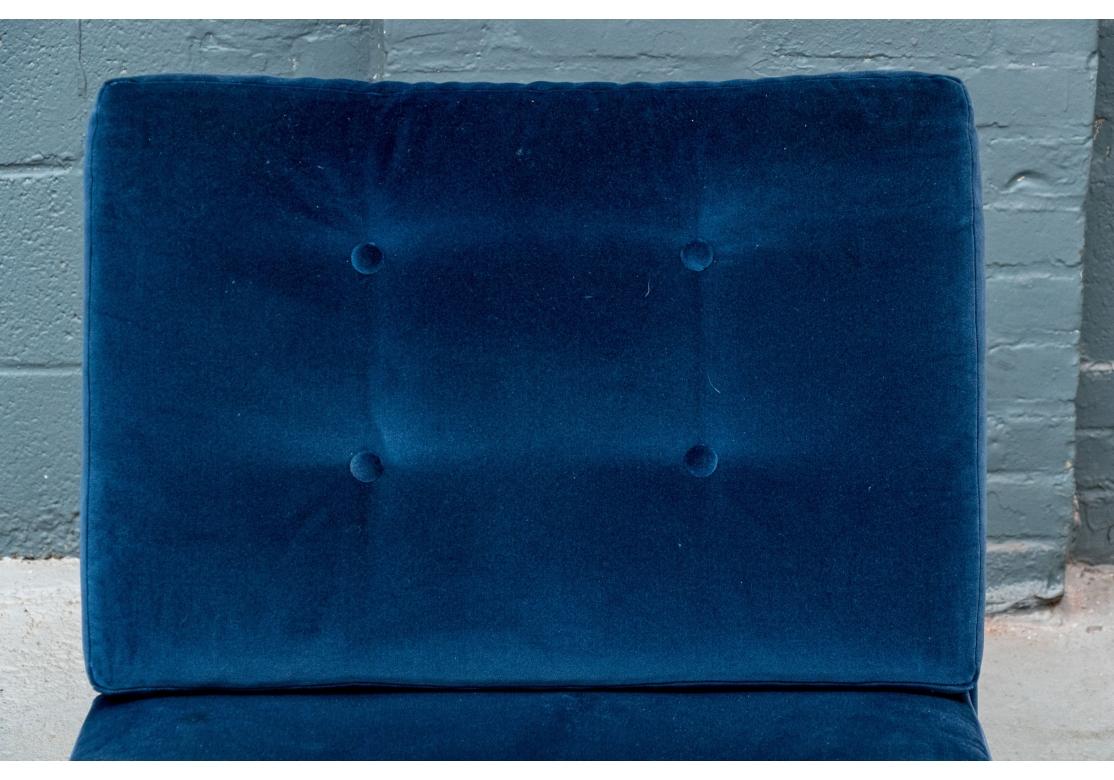 Ein Paar blau gepolsterte Drehstühle, entworfen von Milo Baughman für Thayer Coggin. Die Stühle mit knopfgetufteter Sitzfläche und Rückenlehne, armlose Form mit Drehbewegung und alle auf einem weißen Metalltulpenfuß ruhend.

Abmessungen: 24 1/4