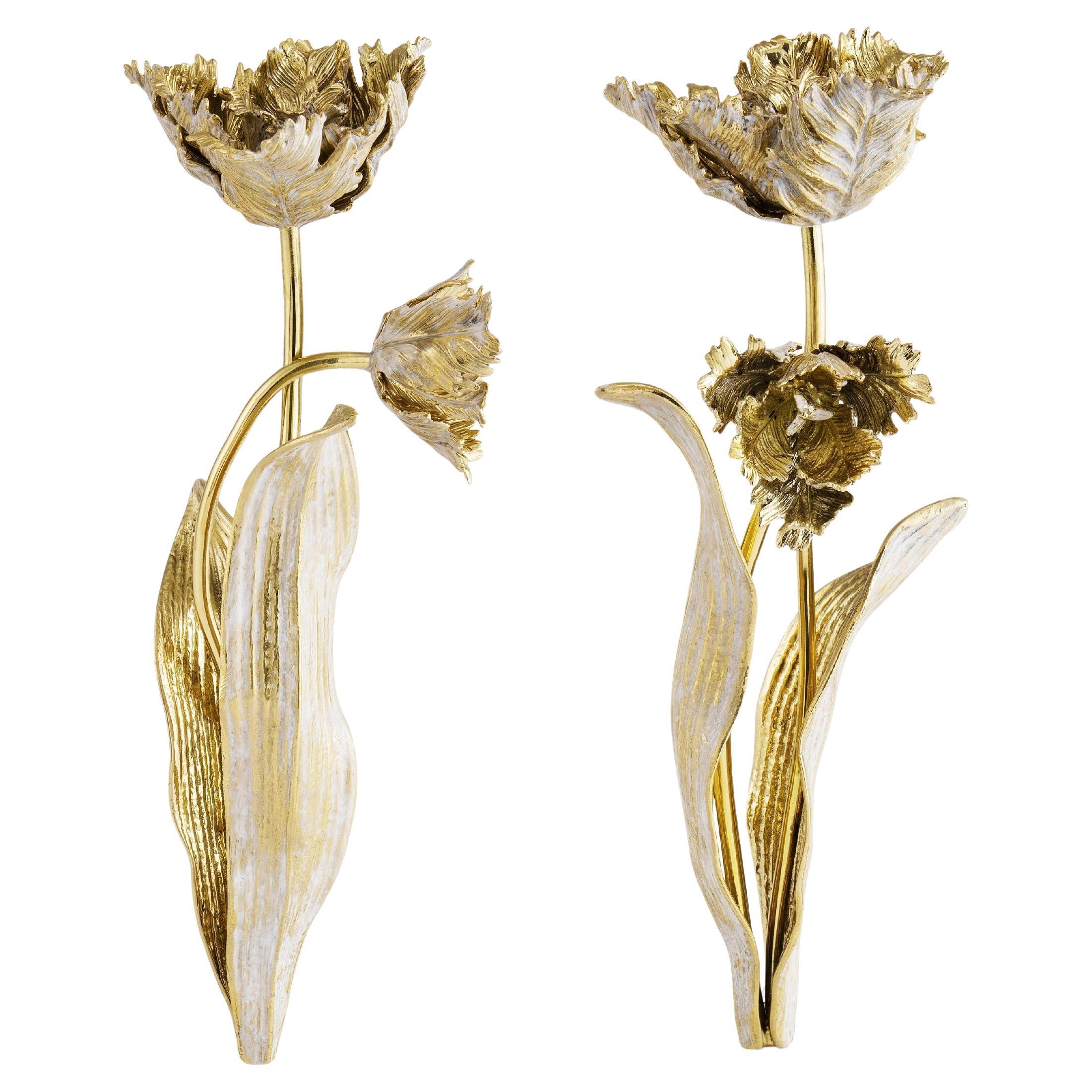 Coppia di portacandele a tulipano in ottone, marmo e smalto bianco.

Aggiungi un tocco di raffinatezza al tuo spazio con questi splendidi portacandele Tulip, realizzati in ottone, marmo e smalto bianco. Ispirato ai petali del tulipano pappagallo,