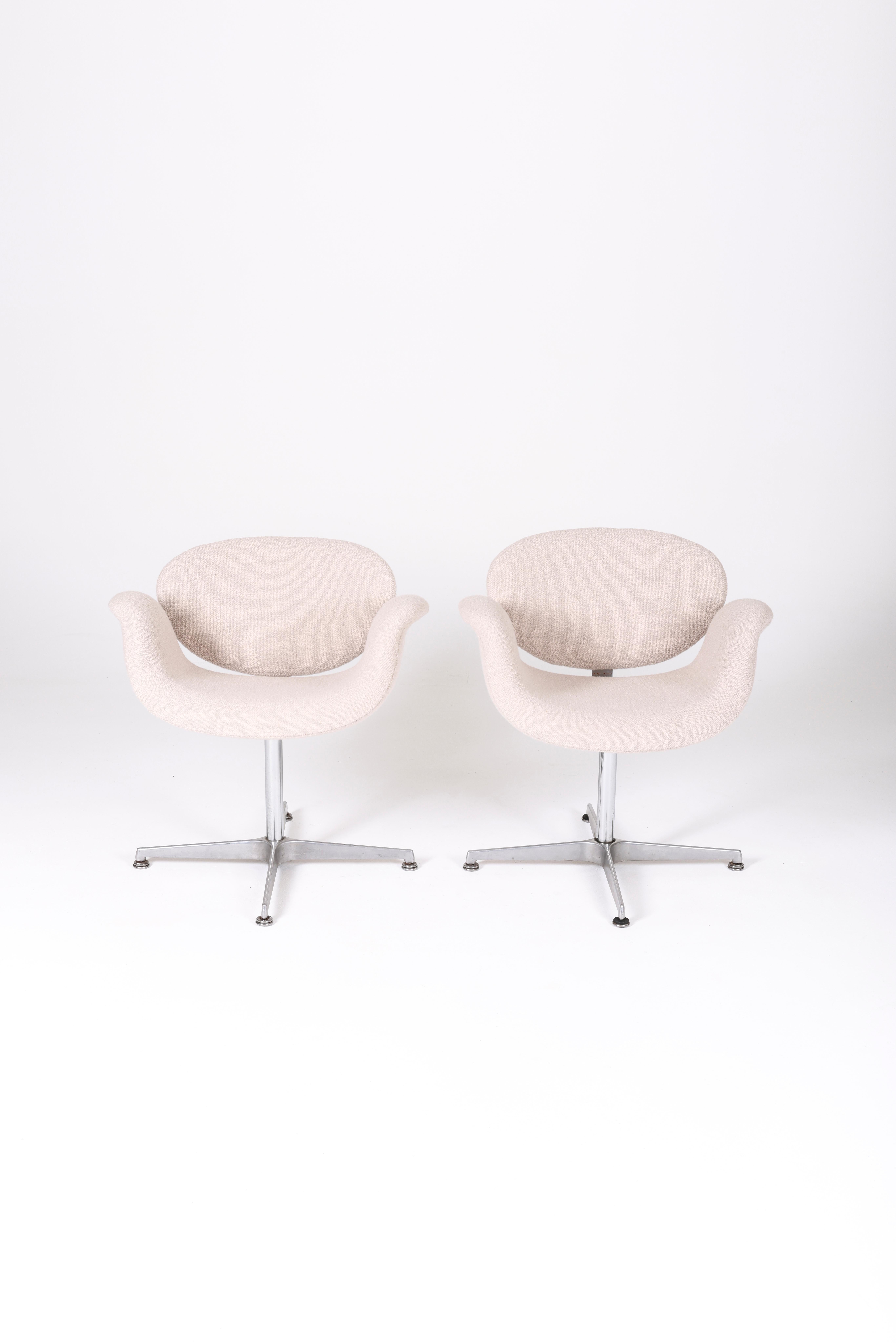 Tulip armchairs designed by Pierre Paulin for Artifort. The base is made of metal, and the seat and backrest have been reupholstered with high-quality sand-colored fabric. In very good condition.
LP838-839