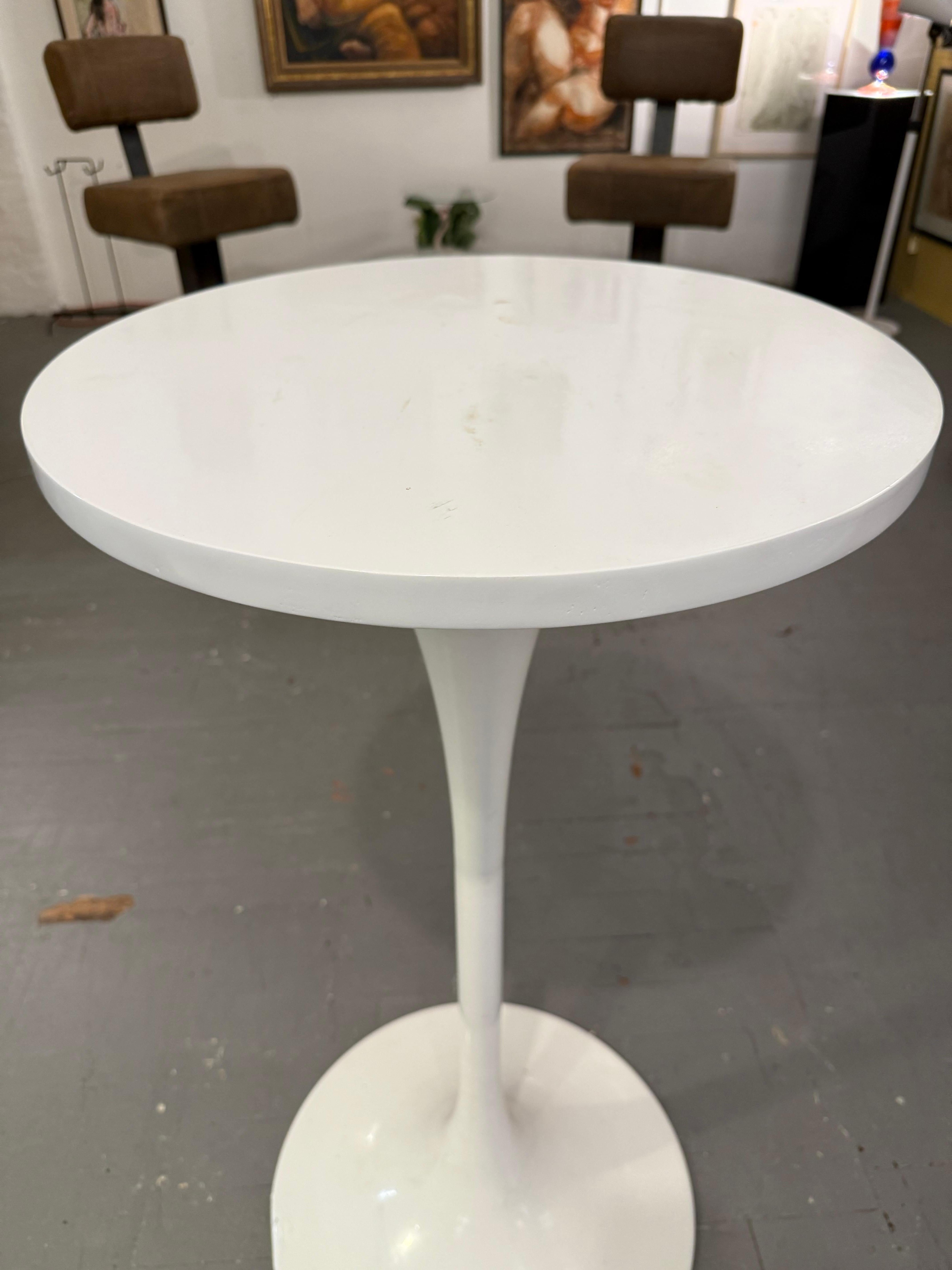 Mid-Century Modern Pair of Tulip-Style Modernist Lacquered Pedestal Tables For Sale
