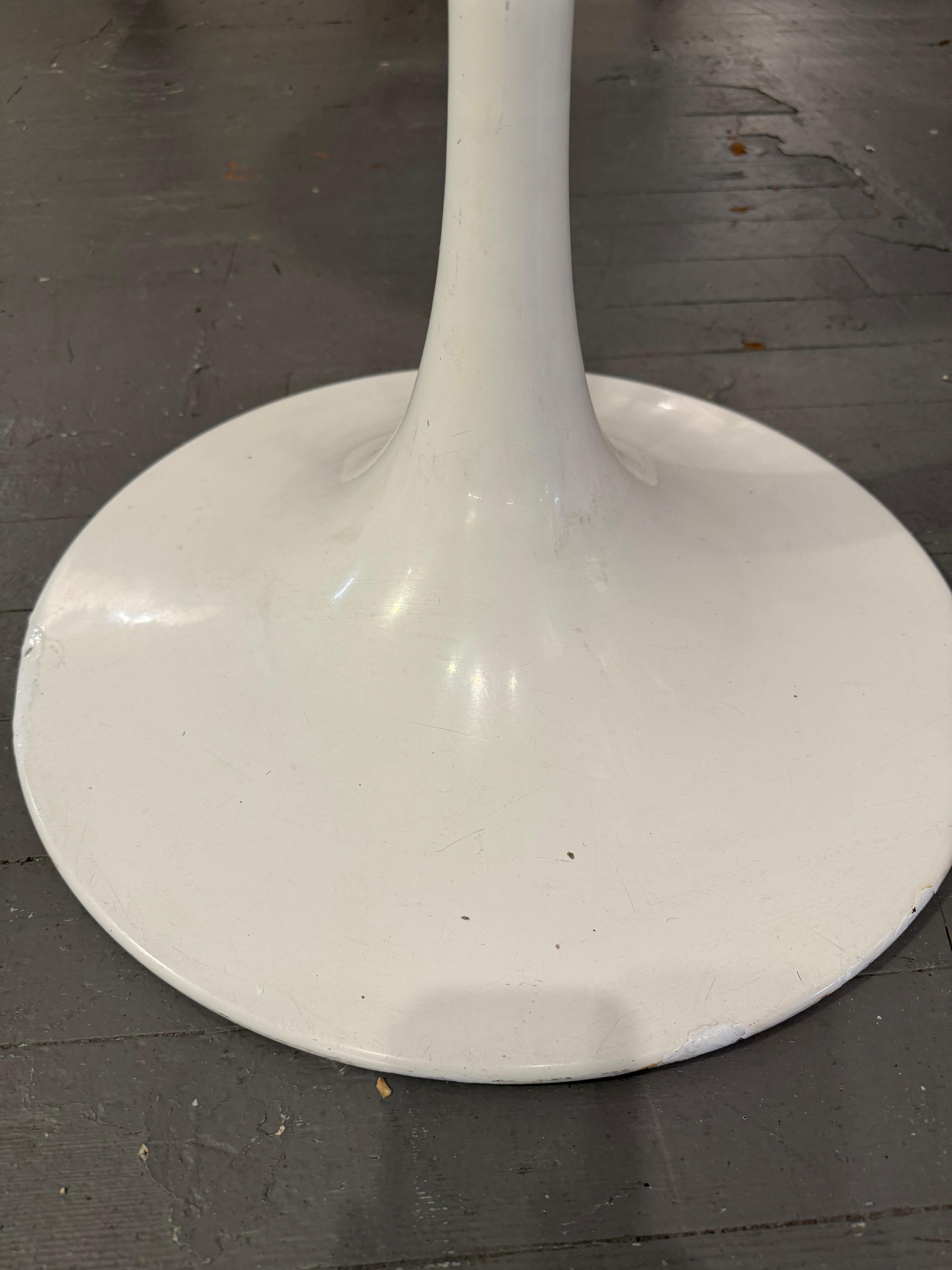 Pair of Tulip-Style Modernist Lacquered Pedestal Tables In Good Condition For Sale In Pasadena, CA