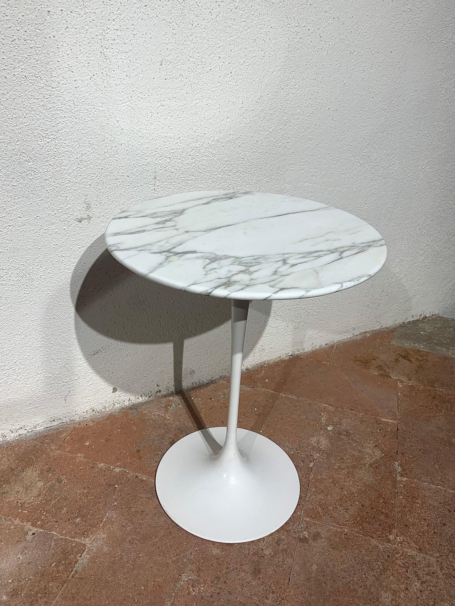 Paire de splendides tables basses Tulip conçues par Eero Saarinen pour Knoll. Le design de la série tulipe remonte à 1956 et constitue depuis lors l'un des classiques les plus recherchés du design vintage.
La table la plus haute a un plateau en