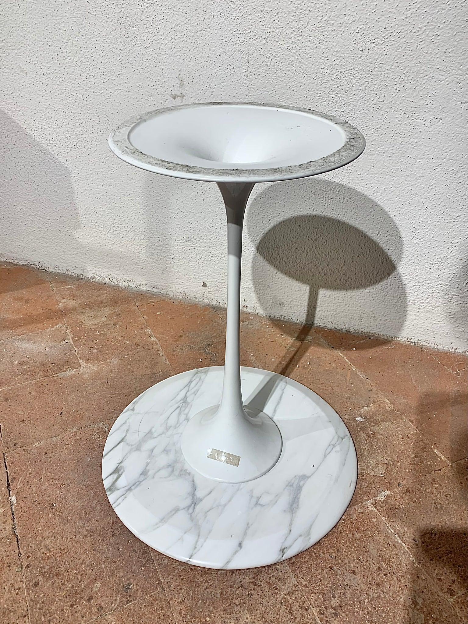 Européen Paire de tables Tulip d'Eero Saarinen pour Knoll en vente