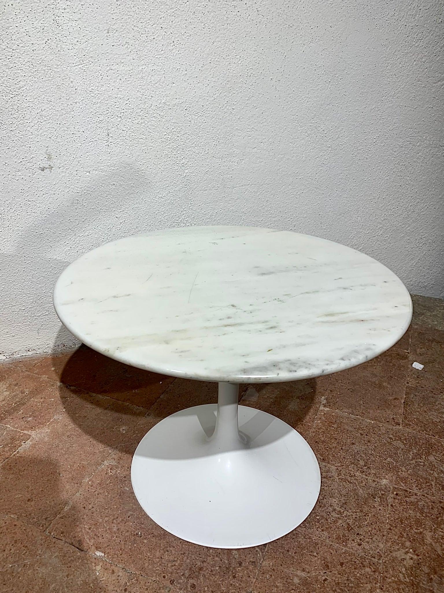 Pair of Tulip Tables by Eero Saarinen for Knoll In Good Condition For Sale In Brescia, IT
