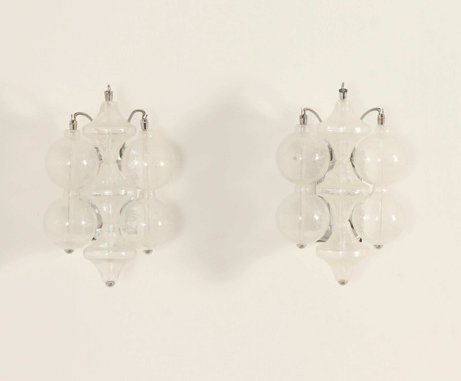 A pair of Tulipan glass sconces by J. T. Kalmar, Austria, 1960's. Pieces in hand blown glass with different shapes, one E14 bulb. 
