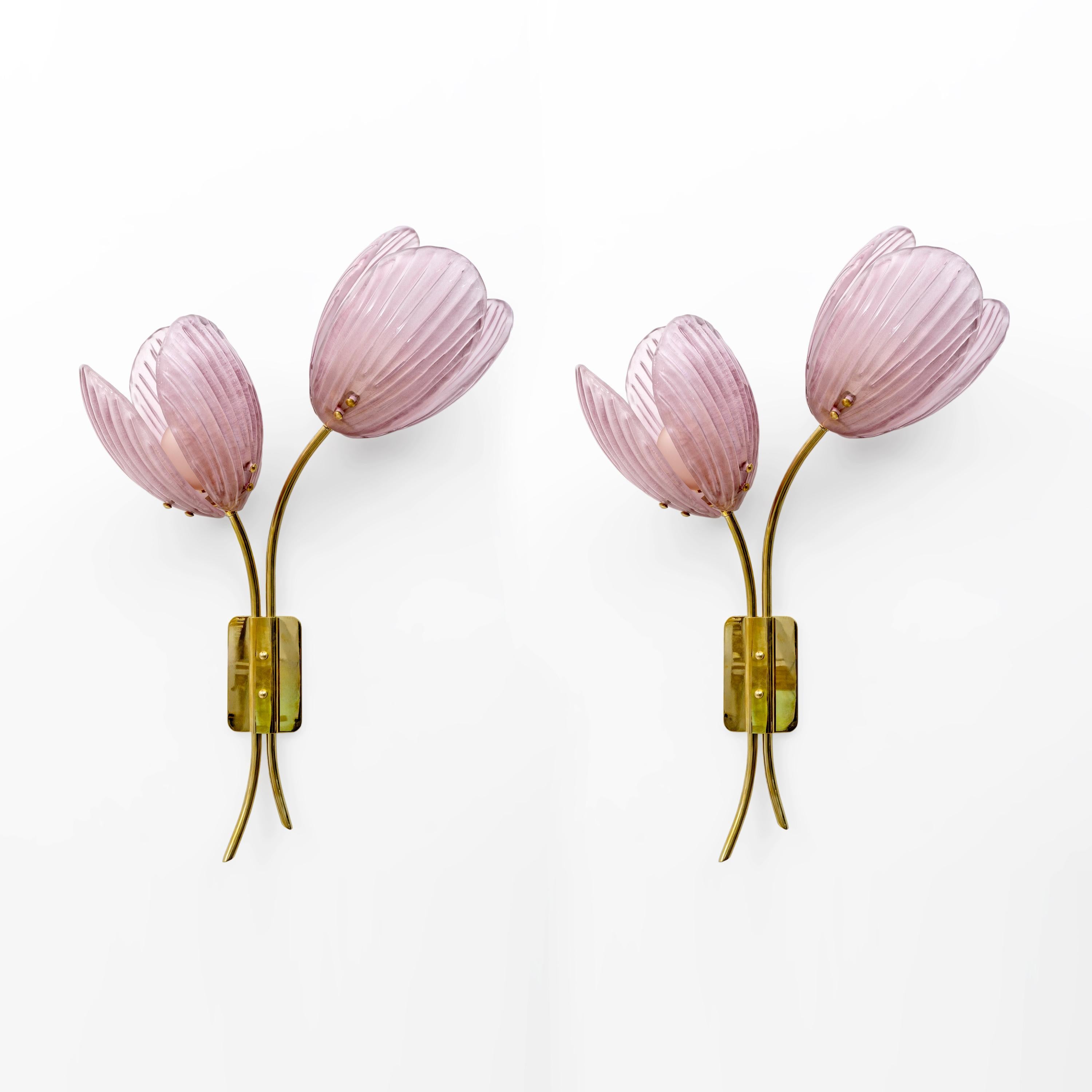 Coppia di lampade da parete, interamente realizzate a mano a Murano, in Italia, che portano l'energia della Nature e del Feng Shui nei tuoi interni. Questa coppia di lampade da parete moderne e organiche è composta da un supporto in ottone lavorato