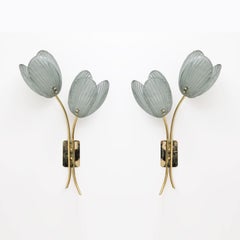 Pareja de candelabros de tulipanes de cristal de Murano y latón