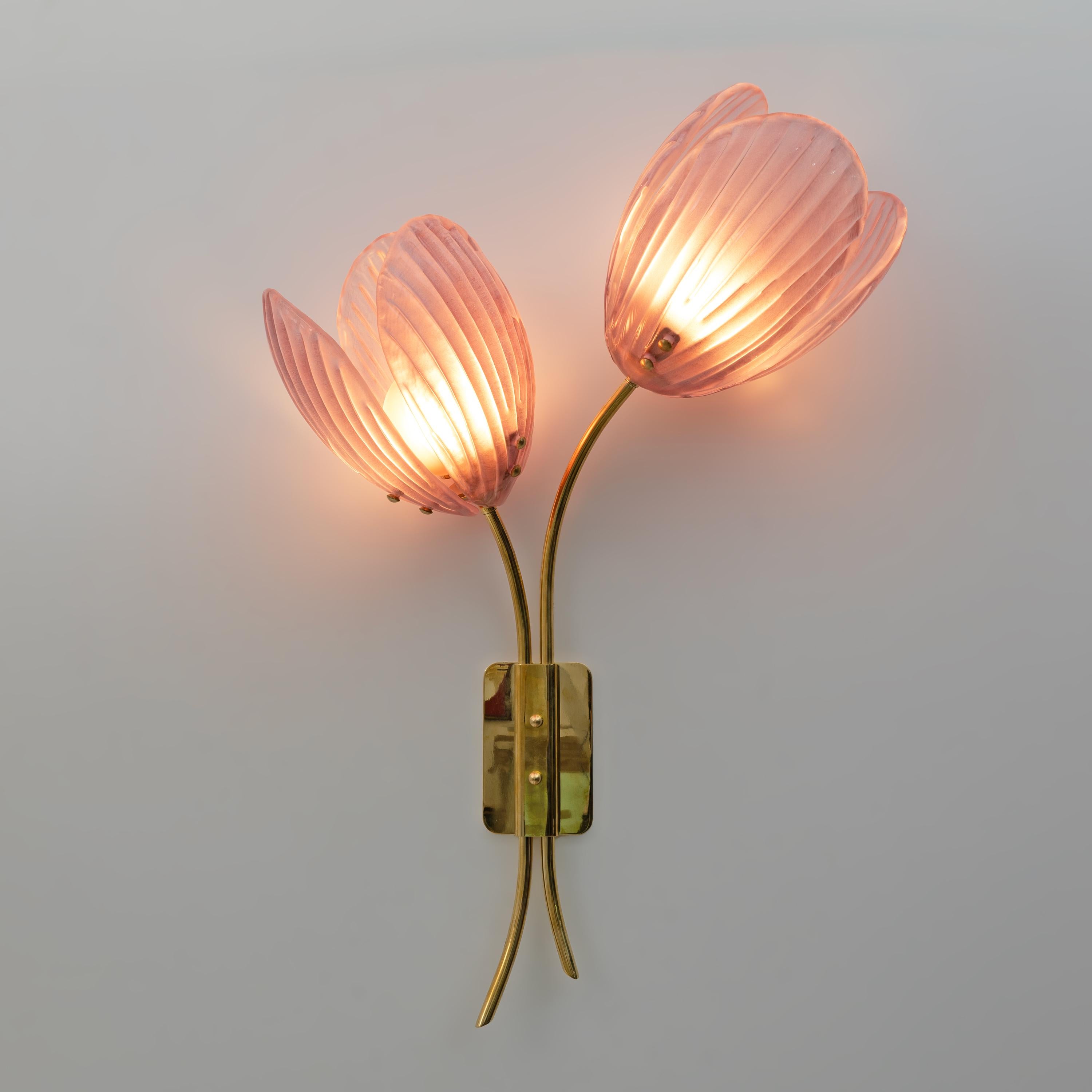 Moderno Pair of Tulips Murano Glass and Brass Sconces in vendita