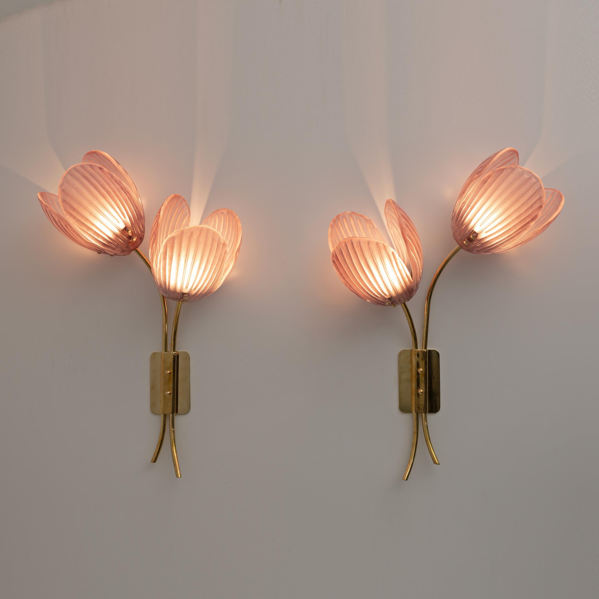 Italiano Coppia di lampade Tulipani in vetro di Murano e ottone