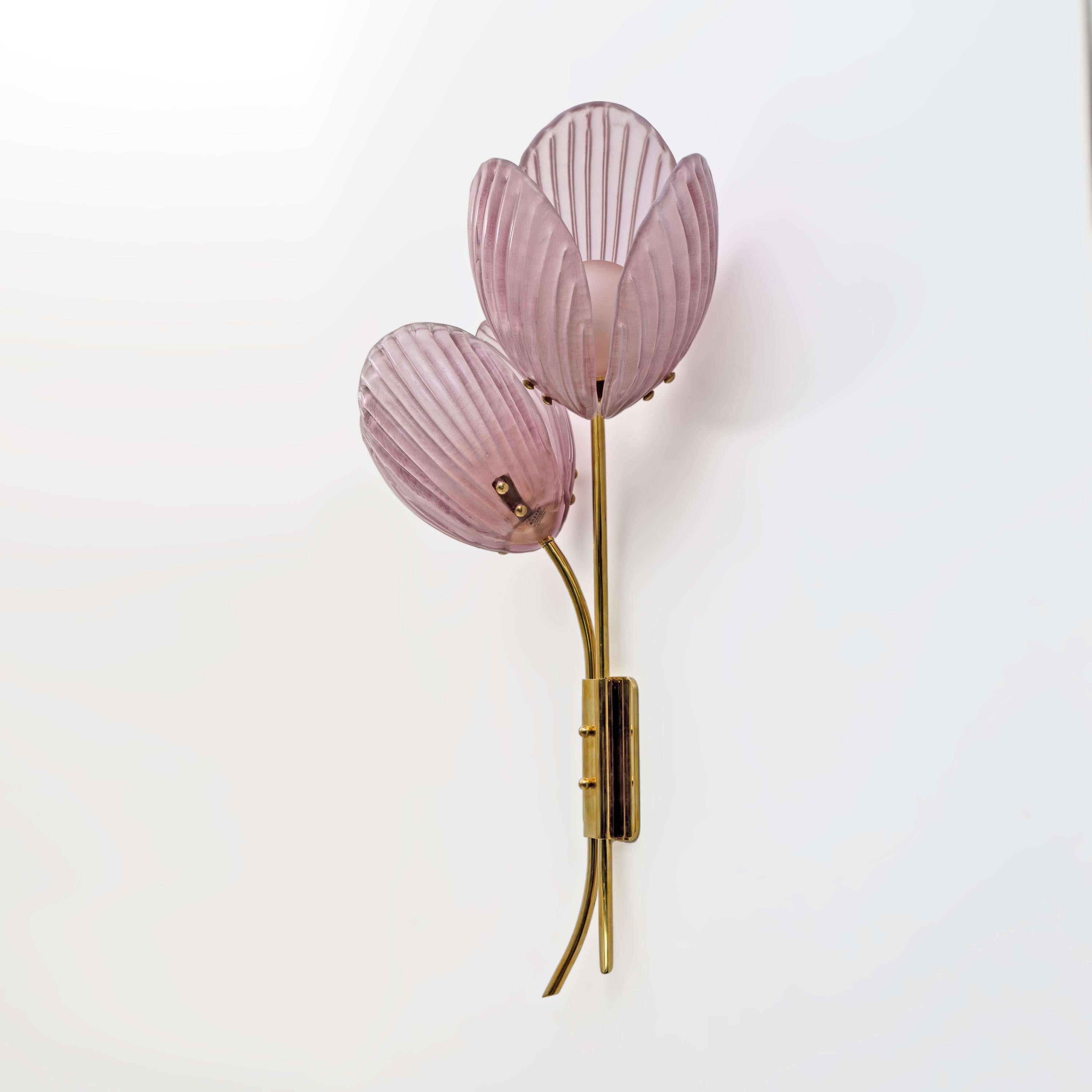 Italian Pair of Tulips Murano Glass and Brass Sconces in vendita