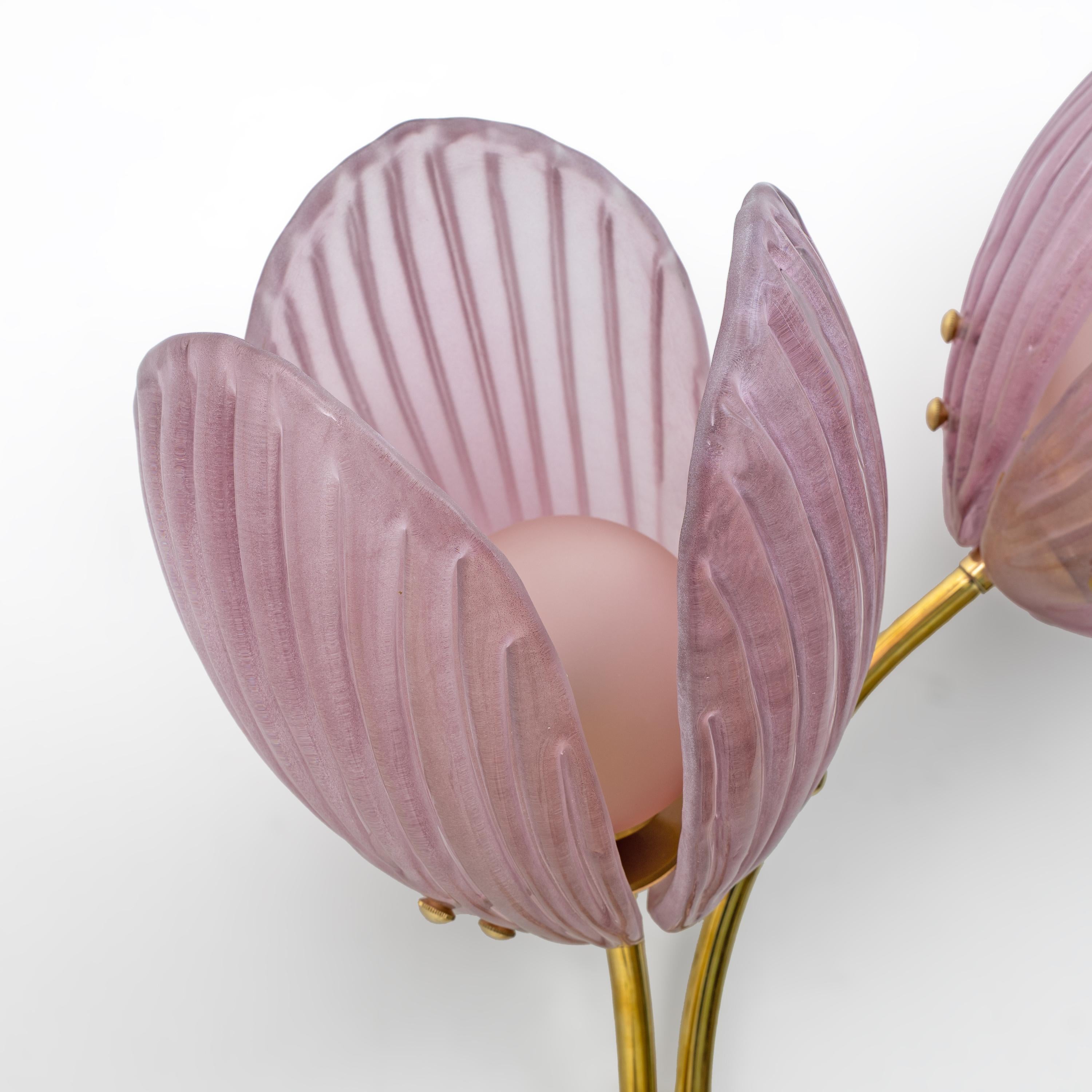 Periodo contemporaneo Pair of Tulips Murano Glass and Brass Sconces in vendita