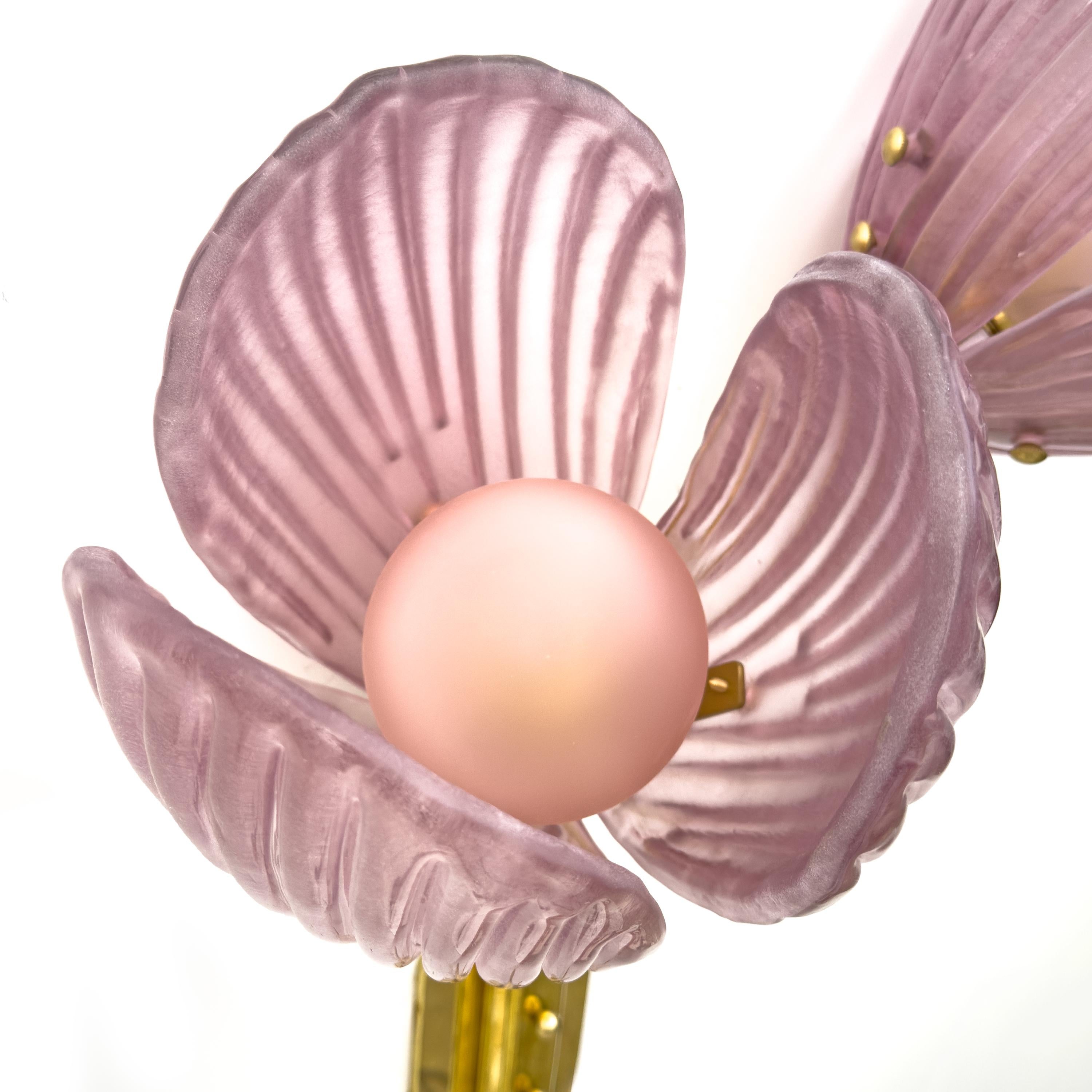 Ottone Pair of Tulips Murano Glass and Brass Sconces in vendita