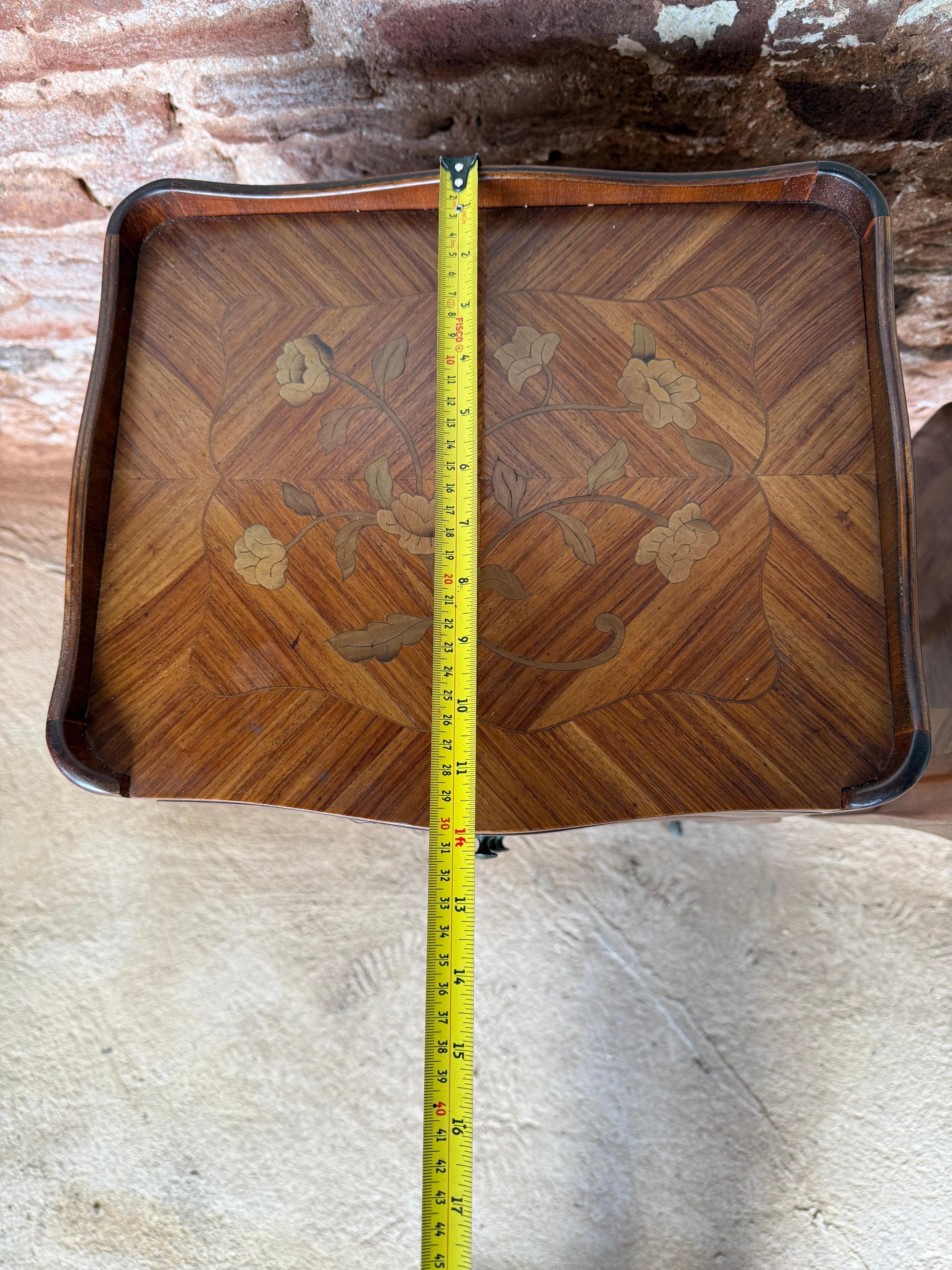 Coppia di comodini in legno di tulipano in vendita 4