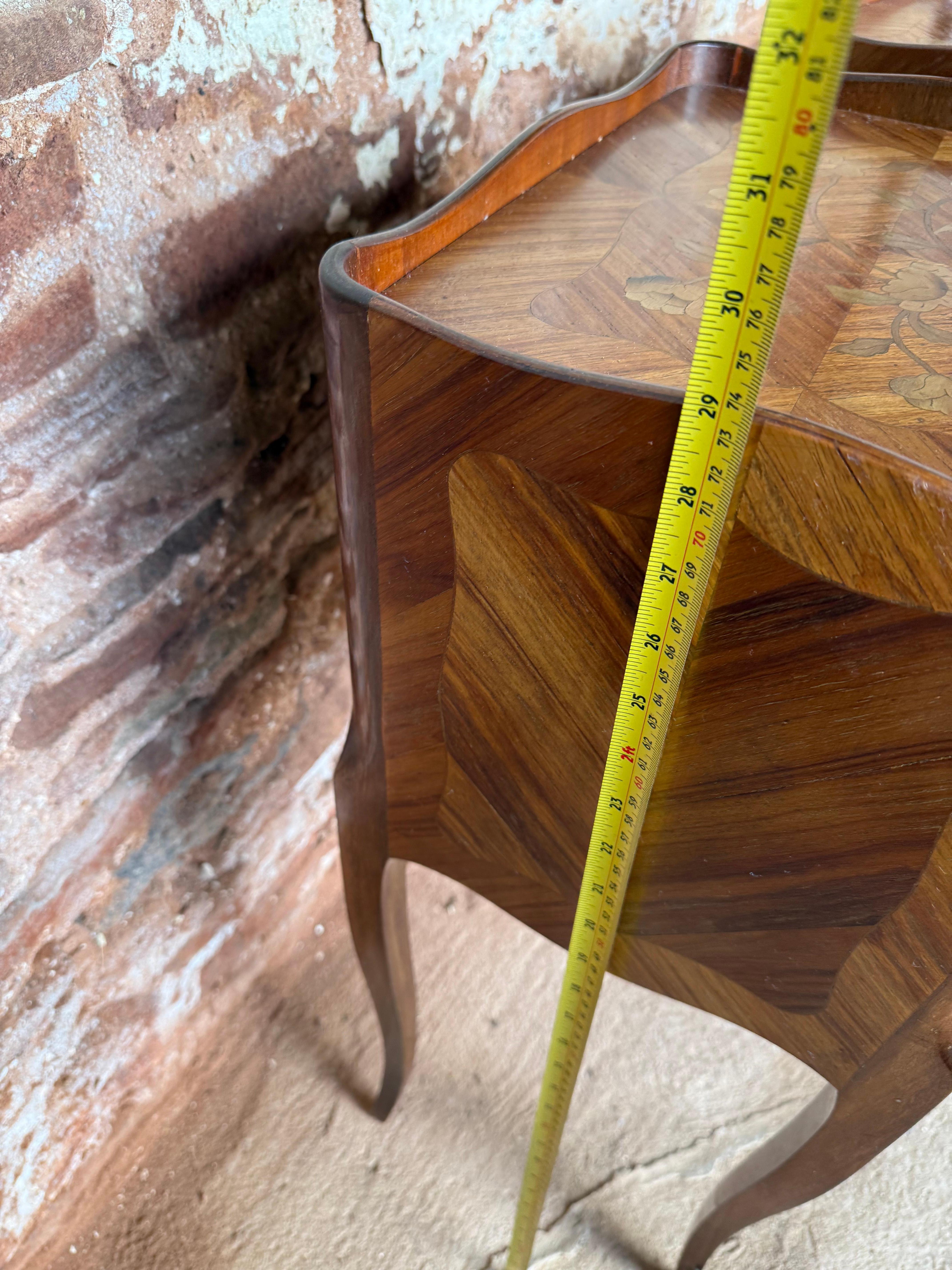 Coppia di comodini in legno di tulipano in vendita 6