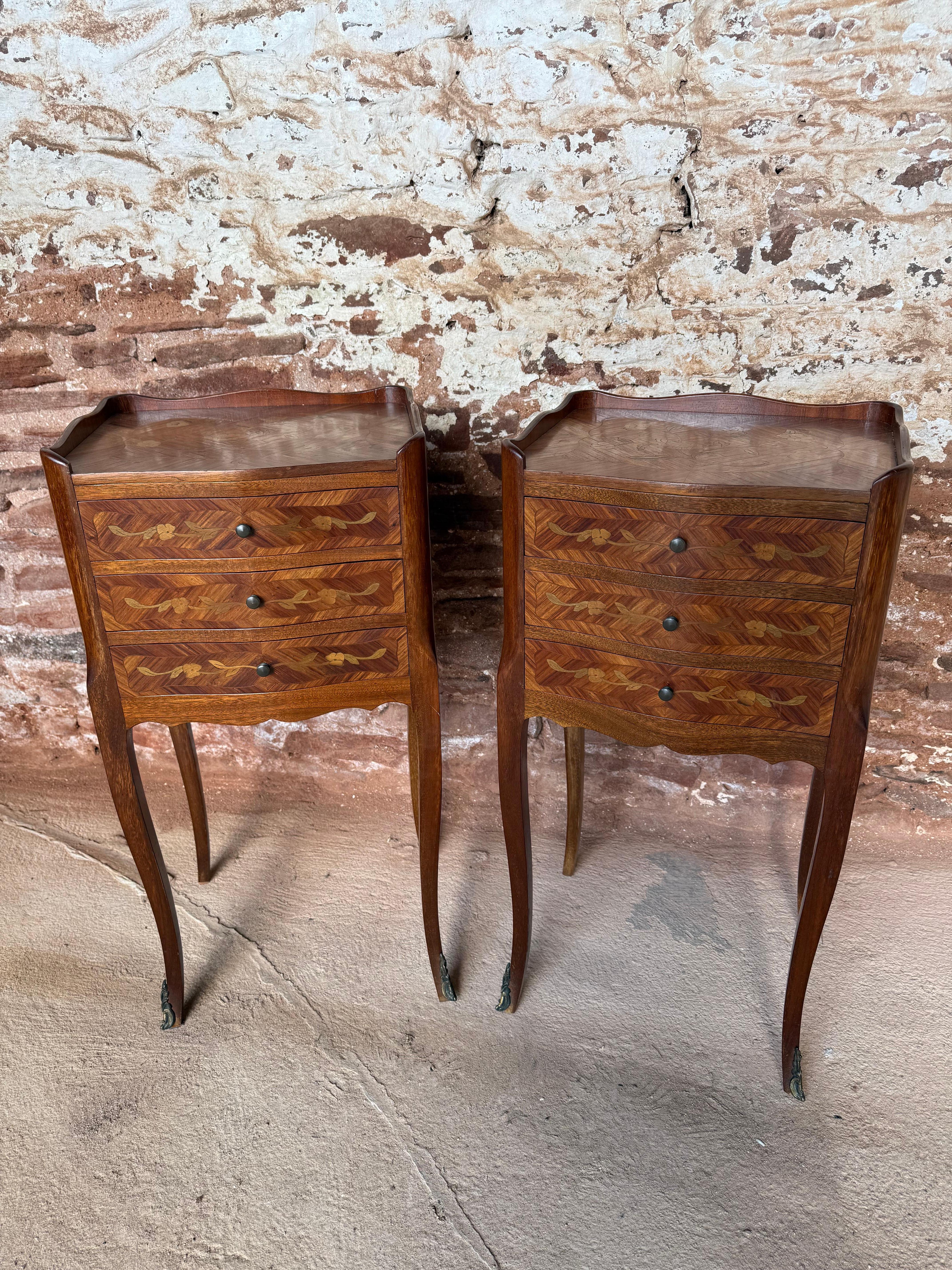 Una grande coppia di pezzi d'antiquariato dei primi del Novecento  comodini intarsiati 

 

Supporti in metallo originali francesi degli anni '60 circa 

 

Altezza 29 pollici

Larghezza 14 pollici

Profondità 12 pollici