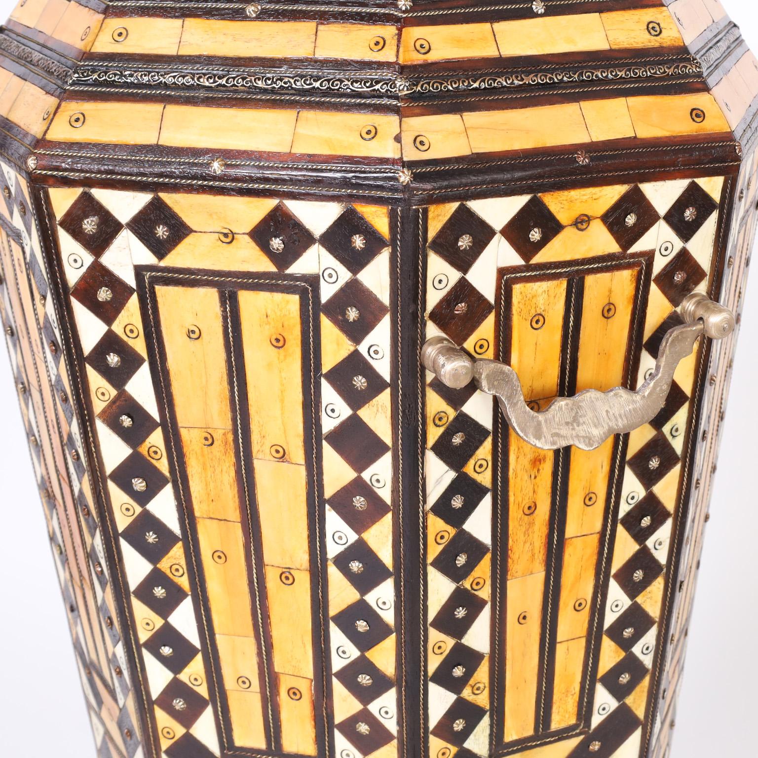Coppia di urne da palazzo turche con composizioni floreali in ottone in vendita 3