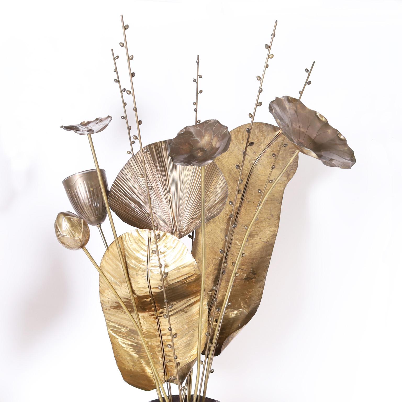 Mid-Century moderno Coppia di urne da palazzo turche con composizioni floreali in ottone in vendita
