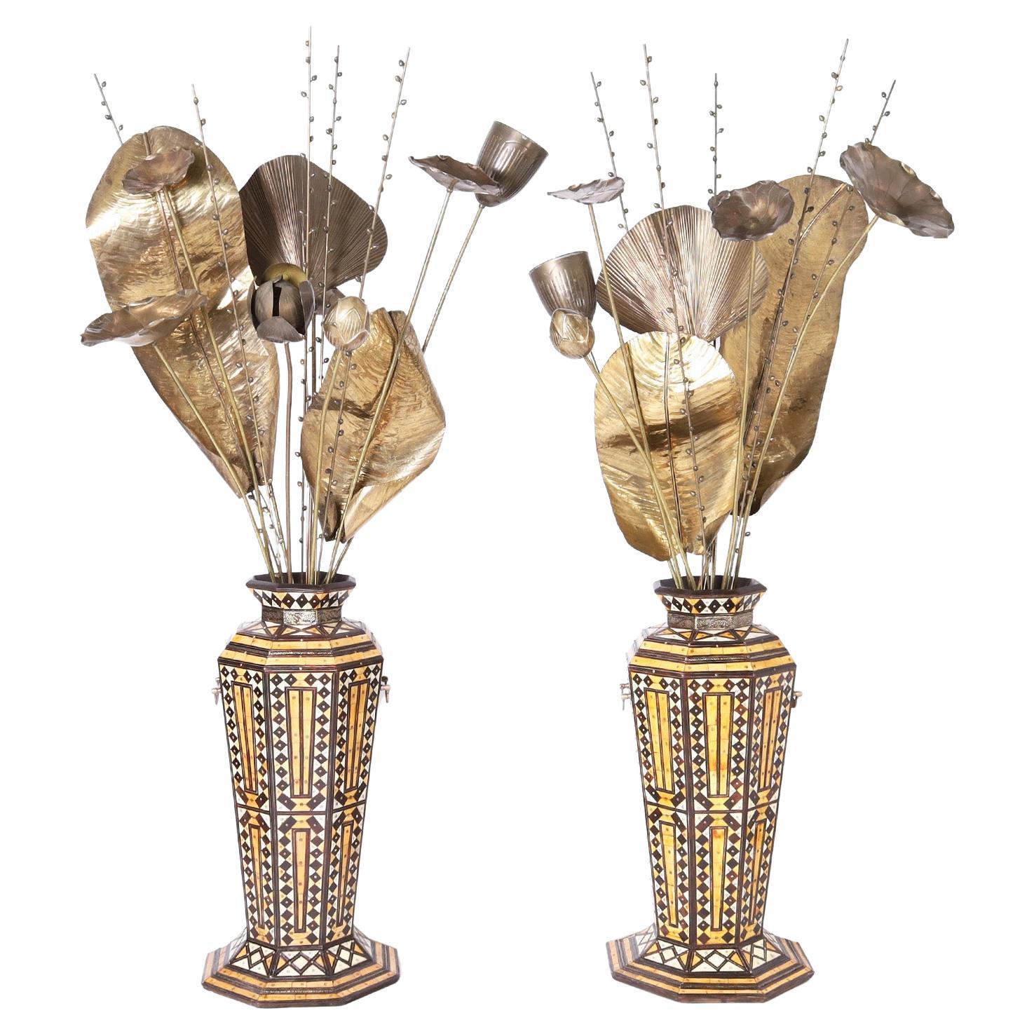 Paire d'urnes de palais turques avec arrangements floraux en laiton
