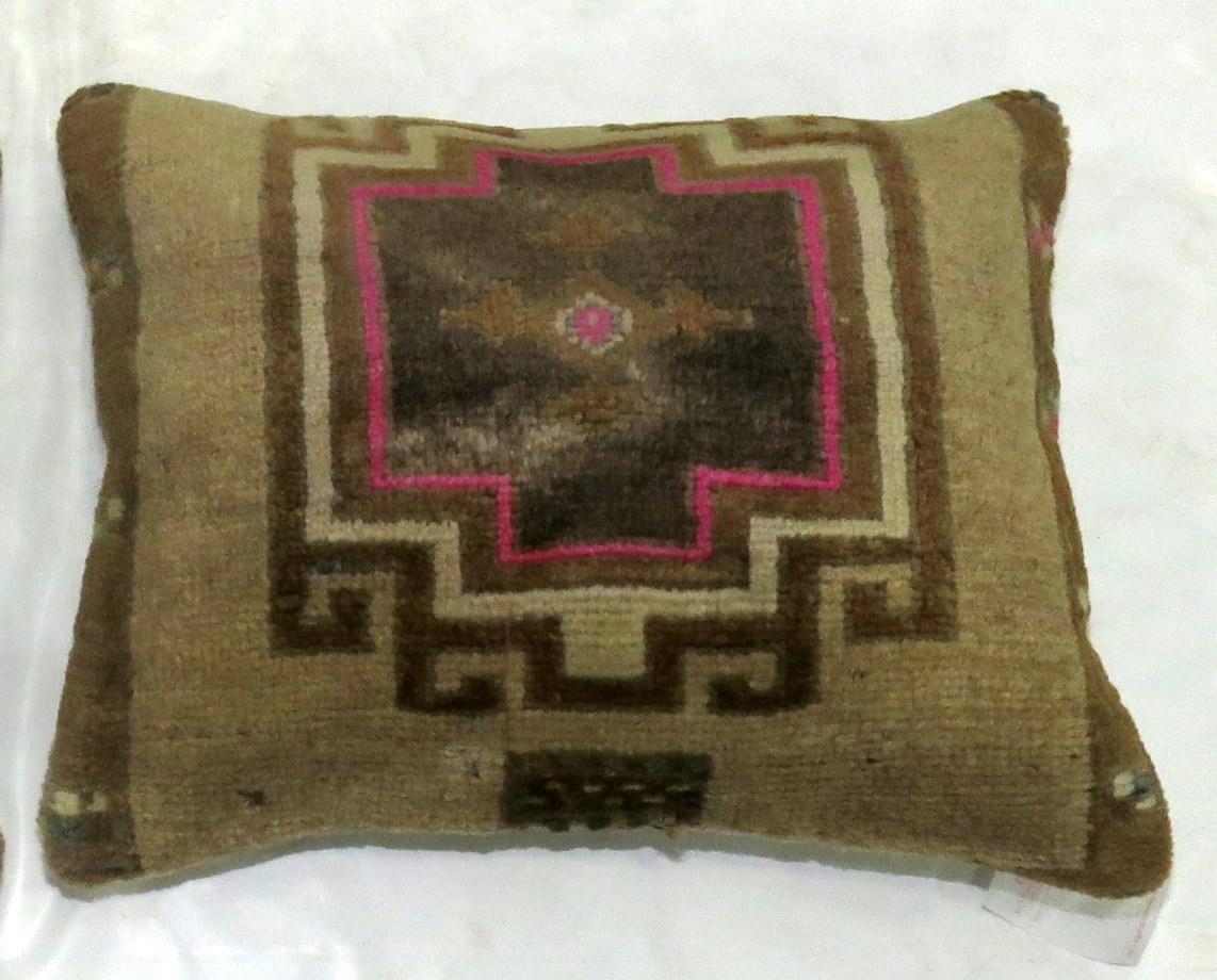 Pair of Turkish Rug Pillows with Pops of Bright Pink In Good Condition For Sale In New York, NY