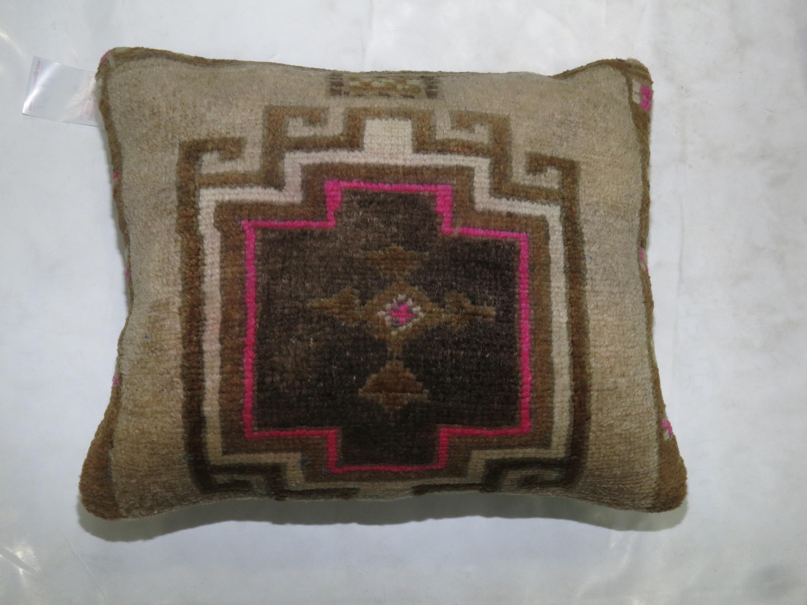 20th Century Pair of Turkish Rug Pillows with Pops of Bright Pink For Sale