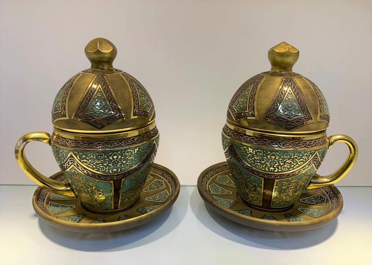 Pair of Turkish Overlaid glass drinking cups with covers and plates
hand painted all around with fine enamel decoration and gilding highlights

Hight (14.5 cm)
Plate Diameter (14.5 cm).