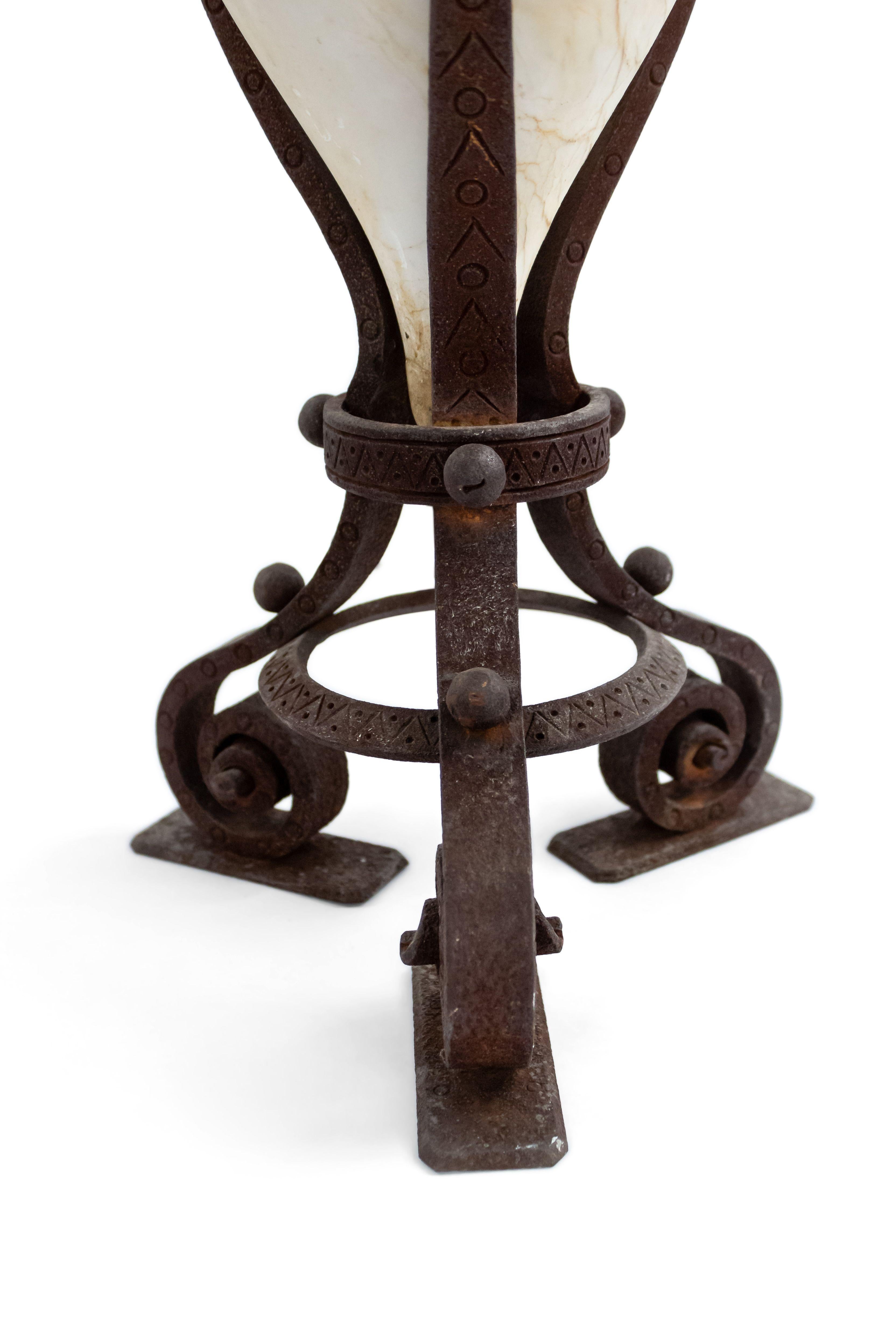 Paire de lampes de table de style Renaissance italienne en fer et albâtre en vente 5