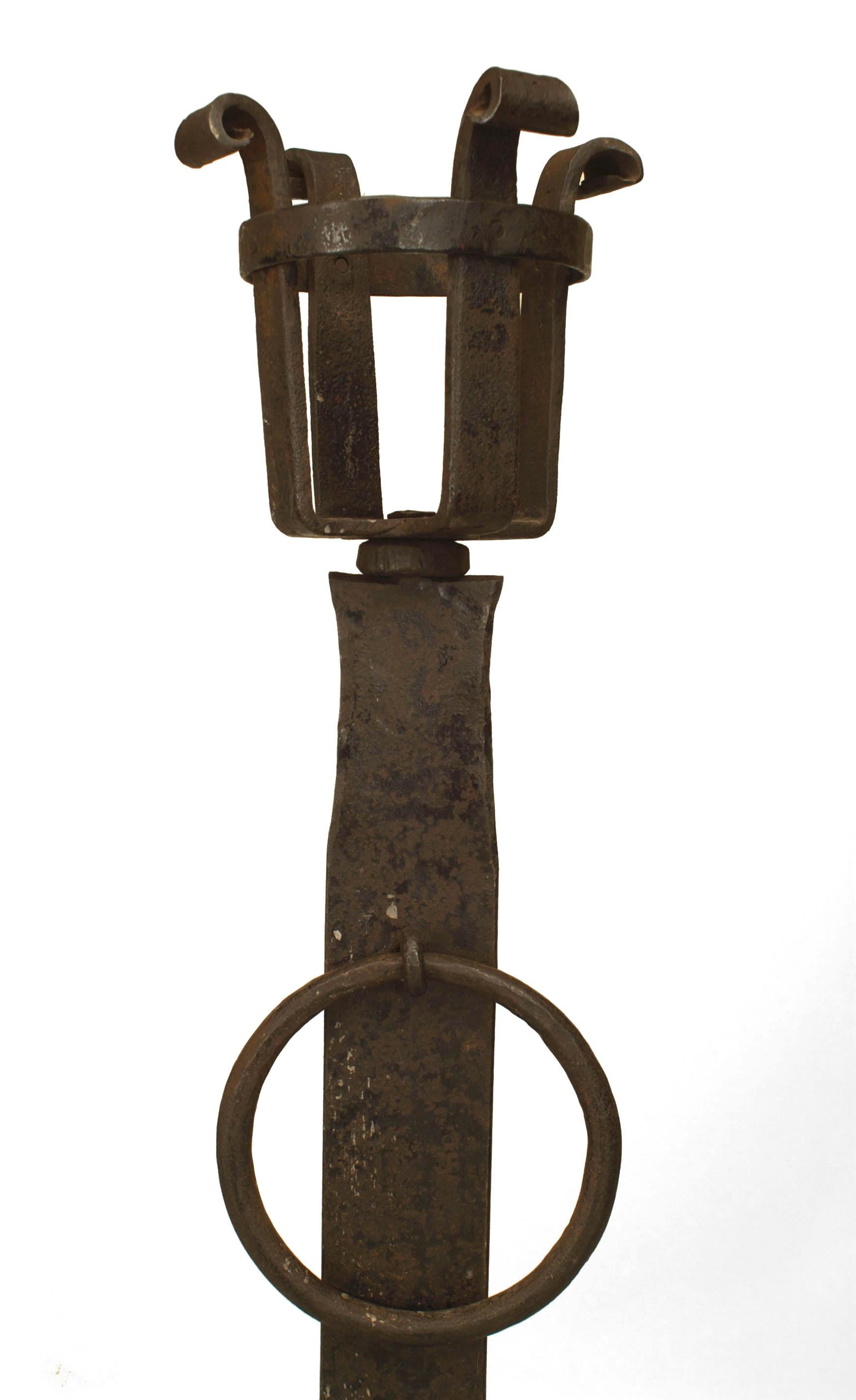 Paire de chenets monumentaux en fer forgé de style Mission américaine (19/20e siècle) avec dessus en panier et porte-bouilloire pivotant amovible. (PRIX PAR PAILLE)
