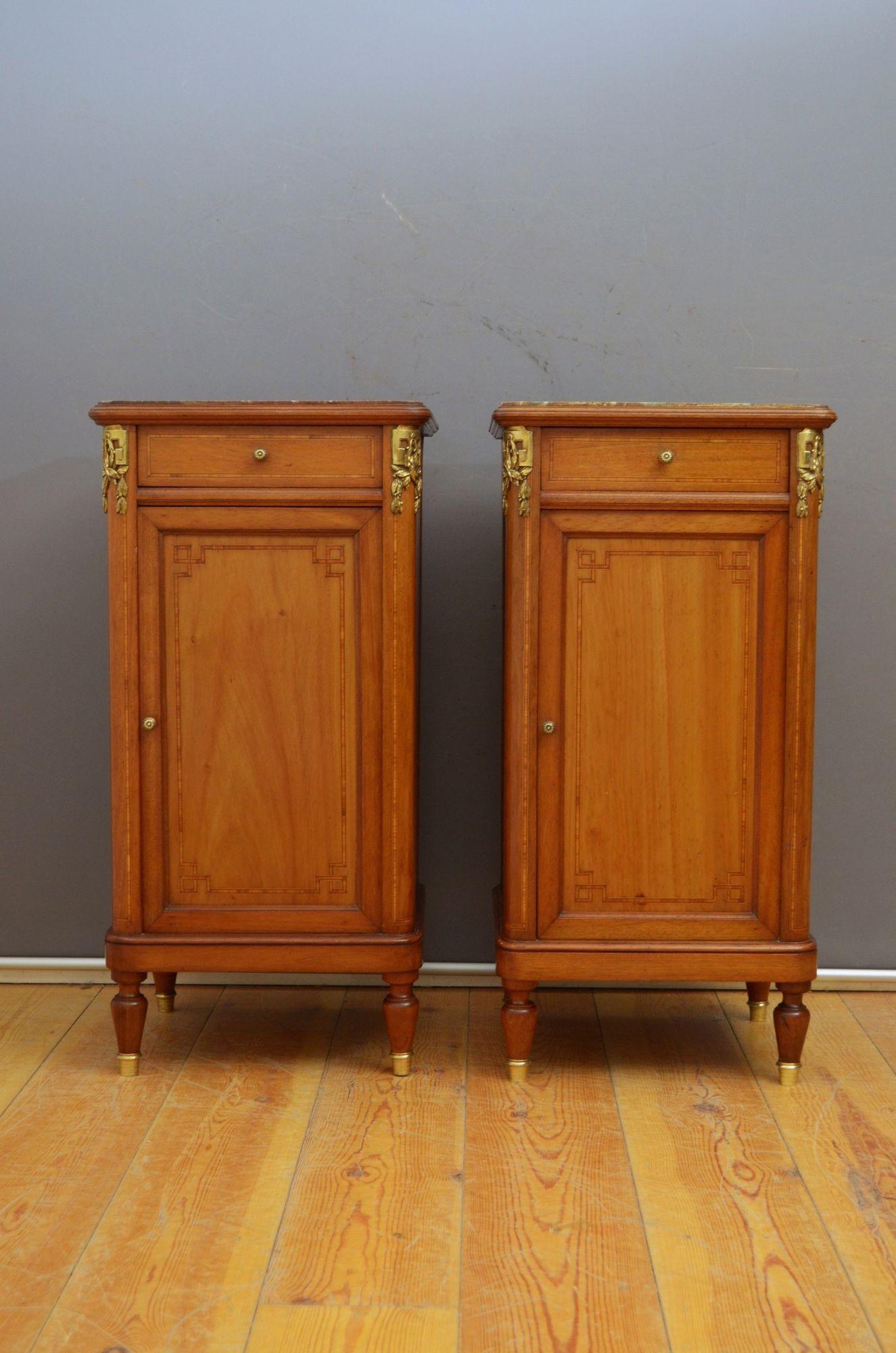 K00289 Pair of antique solid mahogany bedside cupboards, each having original veined marble top above oak lined drawer and panelled cabinet door both satinwood crossbanded and fitted with original brass handle, all flanked by rounded satinwood