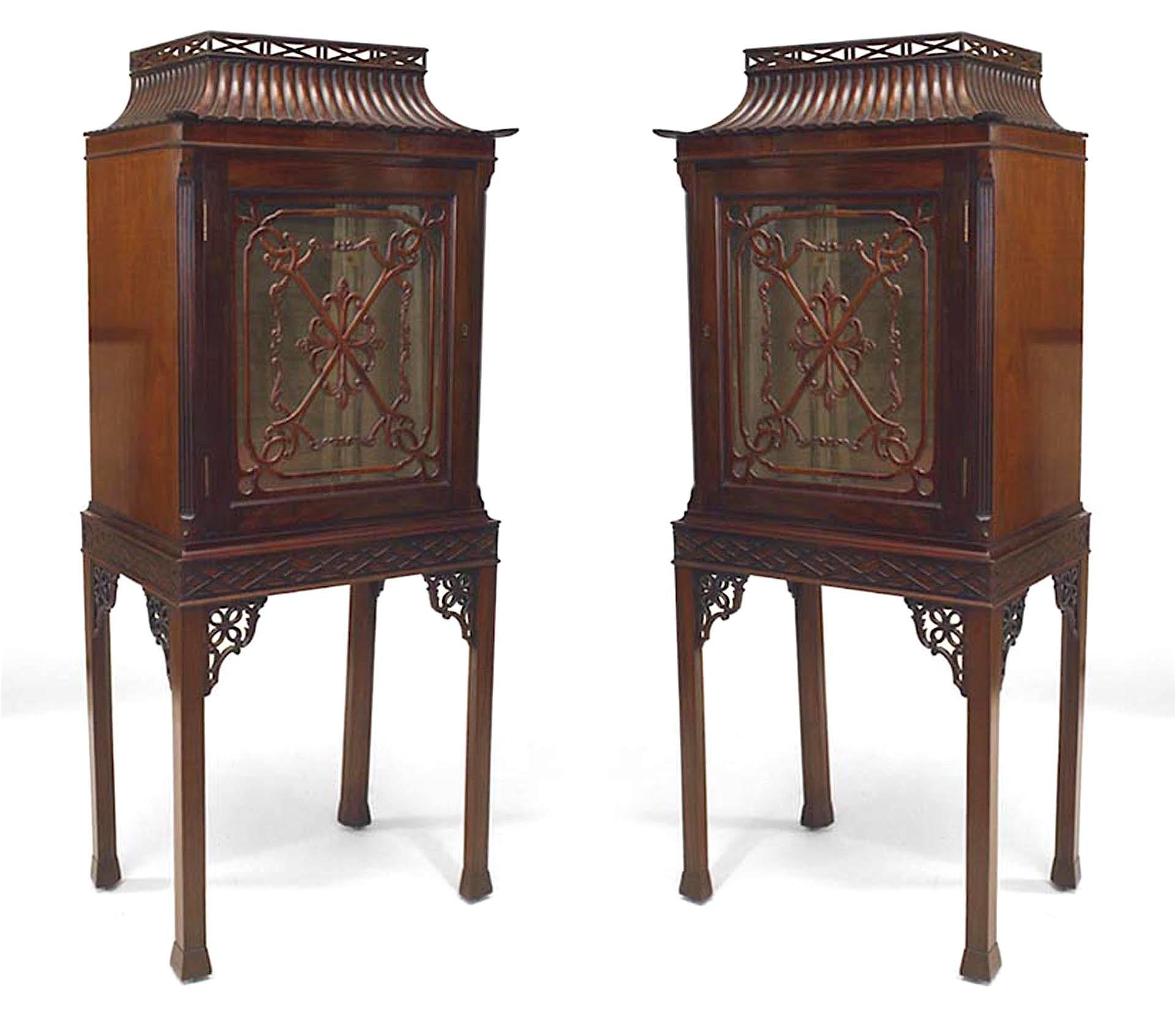 Coppia di vetrine cinesi inglesi in stile Chippendale (19/20° secolo) in mogano con porta in vetro e piano a pagoda. (PREZZO A COPPIA)
