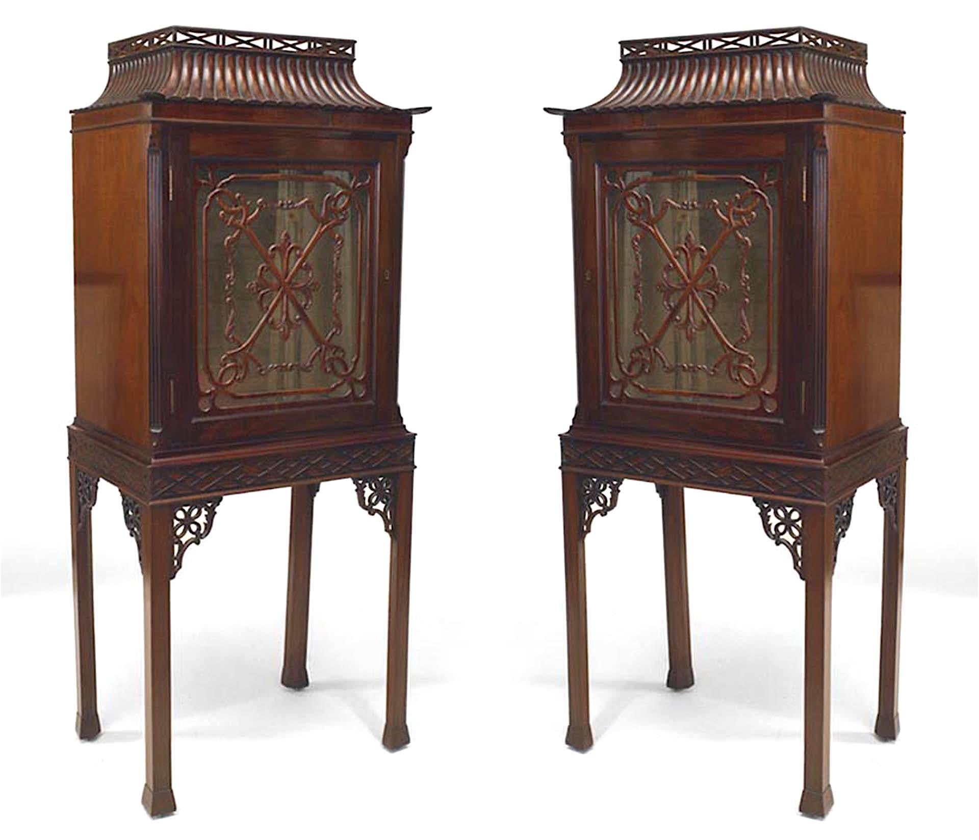 Paire de vitrines de style Chippendale (19/20e siècle) en acajou avec porte vitrée et dessus en forme de pagode. (PRIX PAR Paire)
