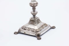 Pareja de candeleros de plata torneada con motivos florales en relieve
